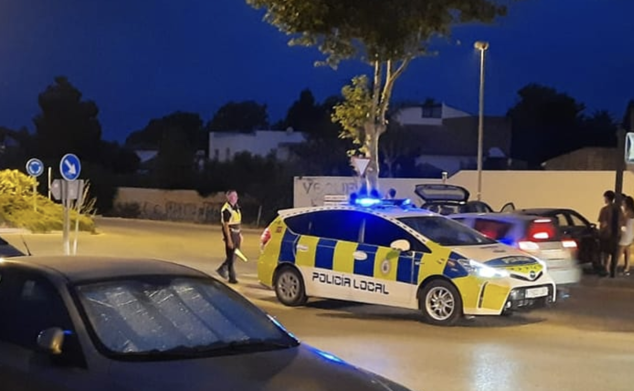 Tres policías heridos y tres detenidos en una pelea en un bar de Conil. Policía Local conileña, en una imagen de archivo.