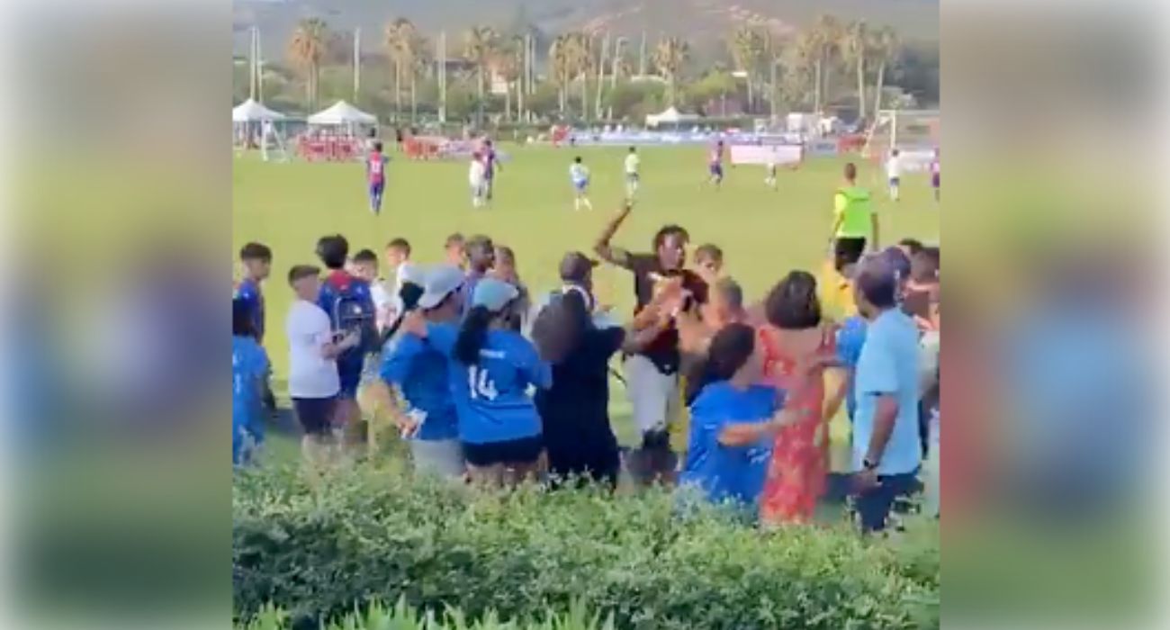 Un momento en el que un hombre intenta agredir a otro en un partido de fútbol base disputado en San Roque.