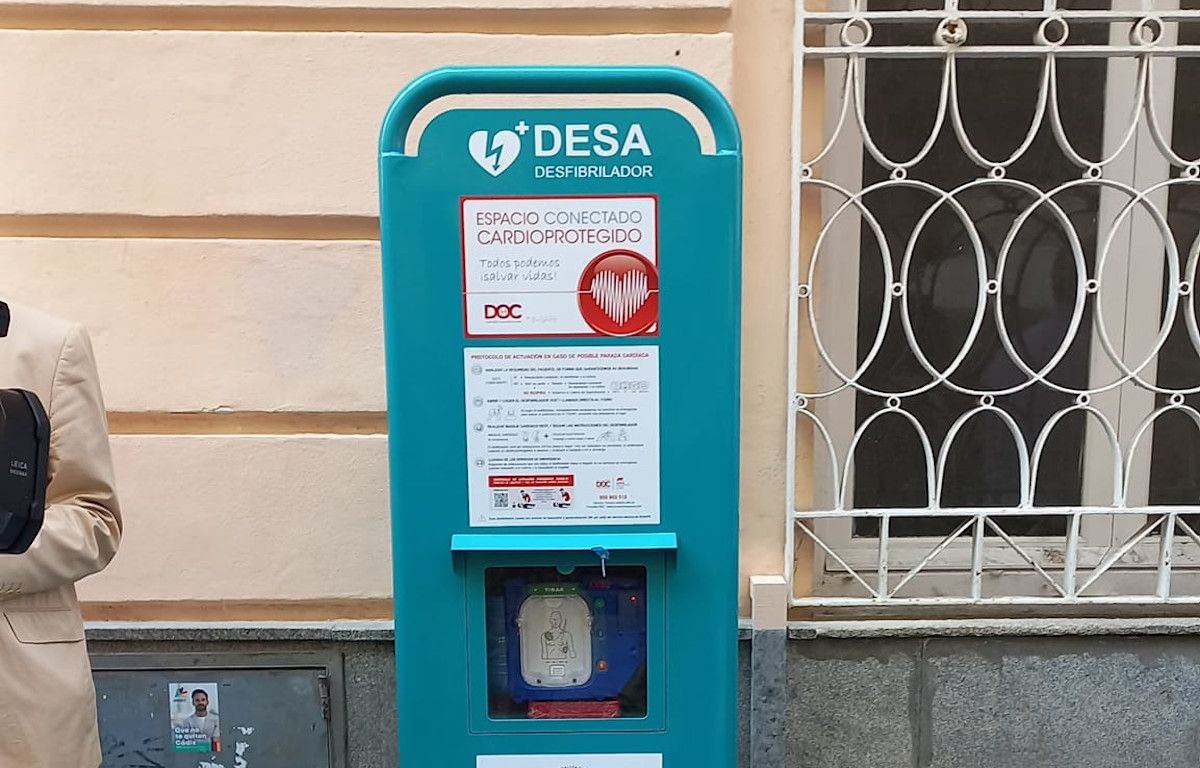 Uno de los desfibriladores instalados en las calles de Cádiz. Uno de los desfibriladores instalados en las calles de Cádiz.