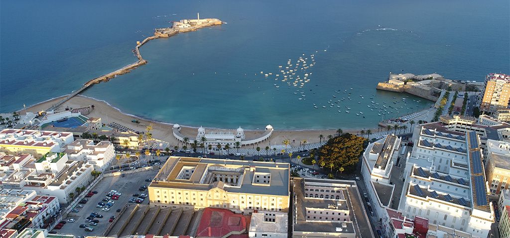 Imagen aérea de la playa de La Caleta de Cádiz, donde ya es posible construir un parque eólico.