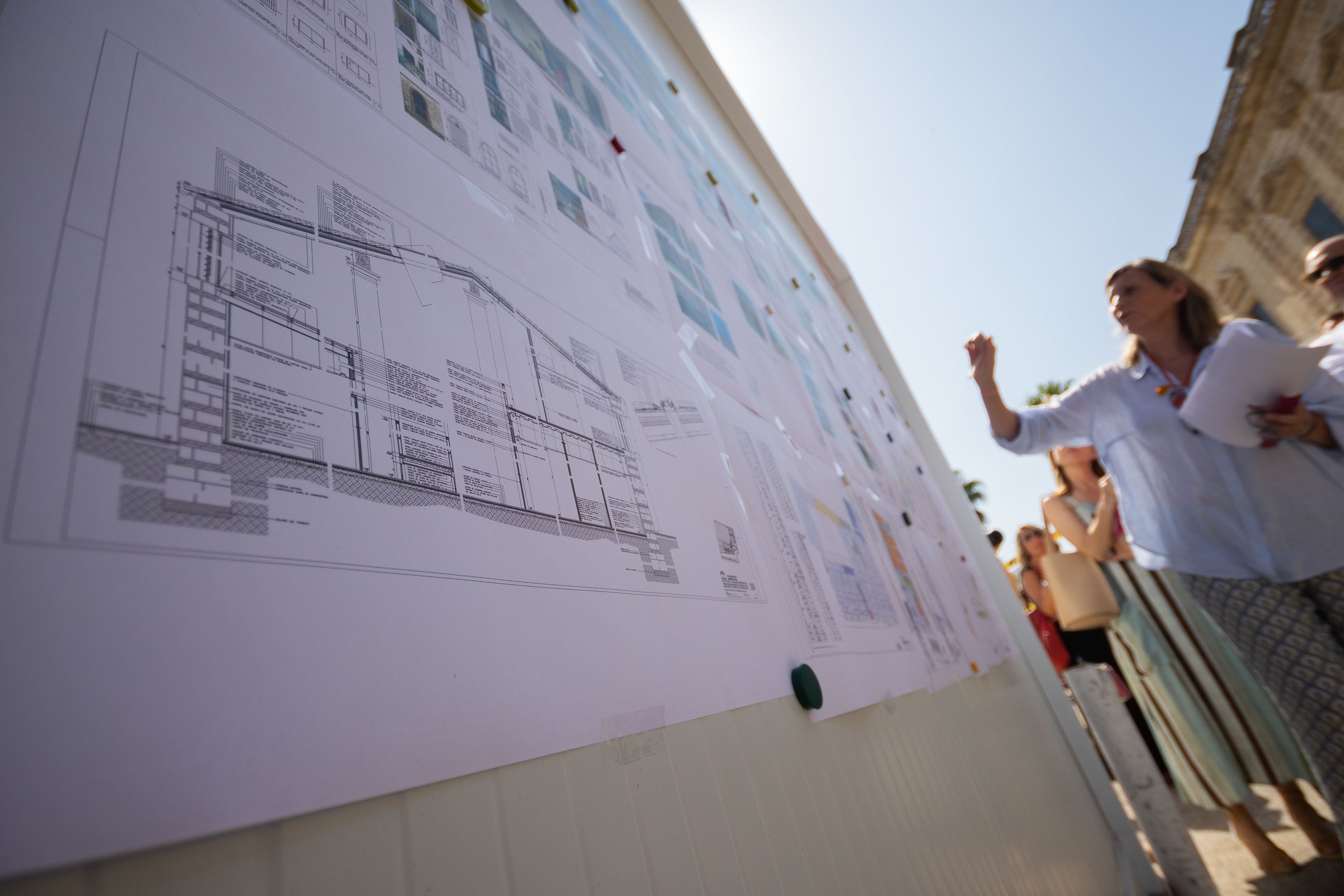 La consejera observando los planos del centro de salud.  MANU GARCÍA