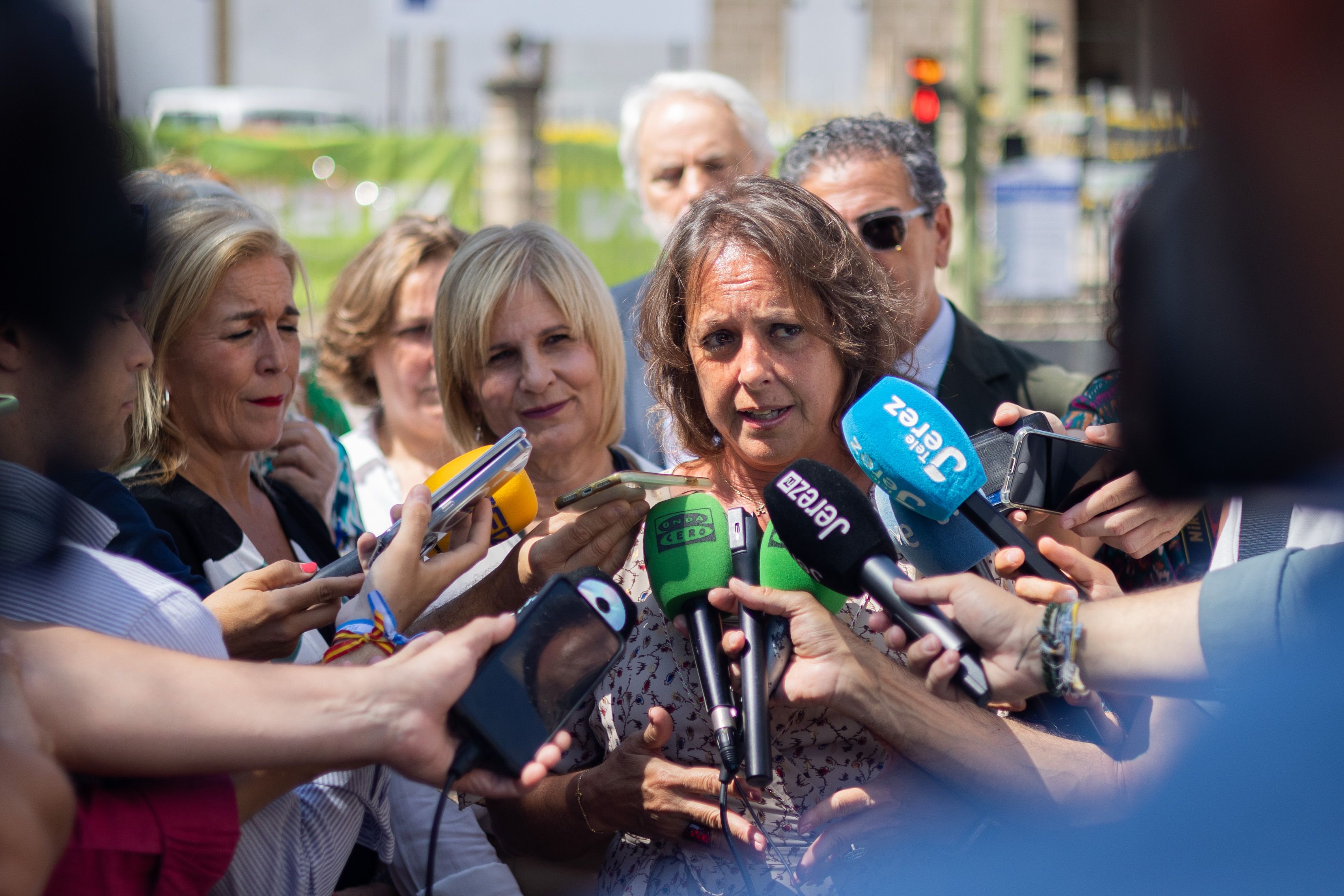 Catalina García, consejera de Salud, atendiendo a los medios de comunicación.     MANU GARCÍA