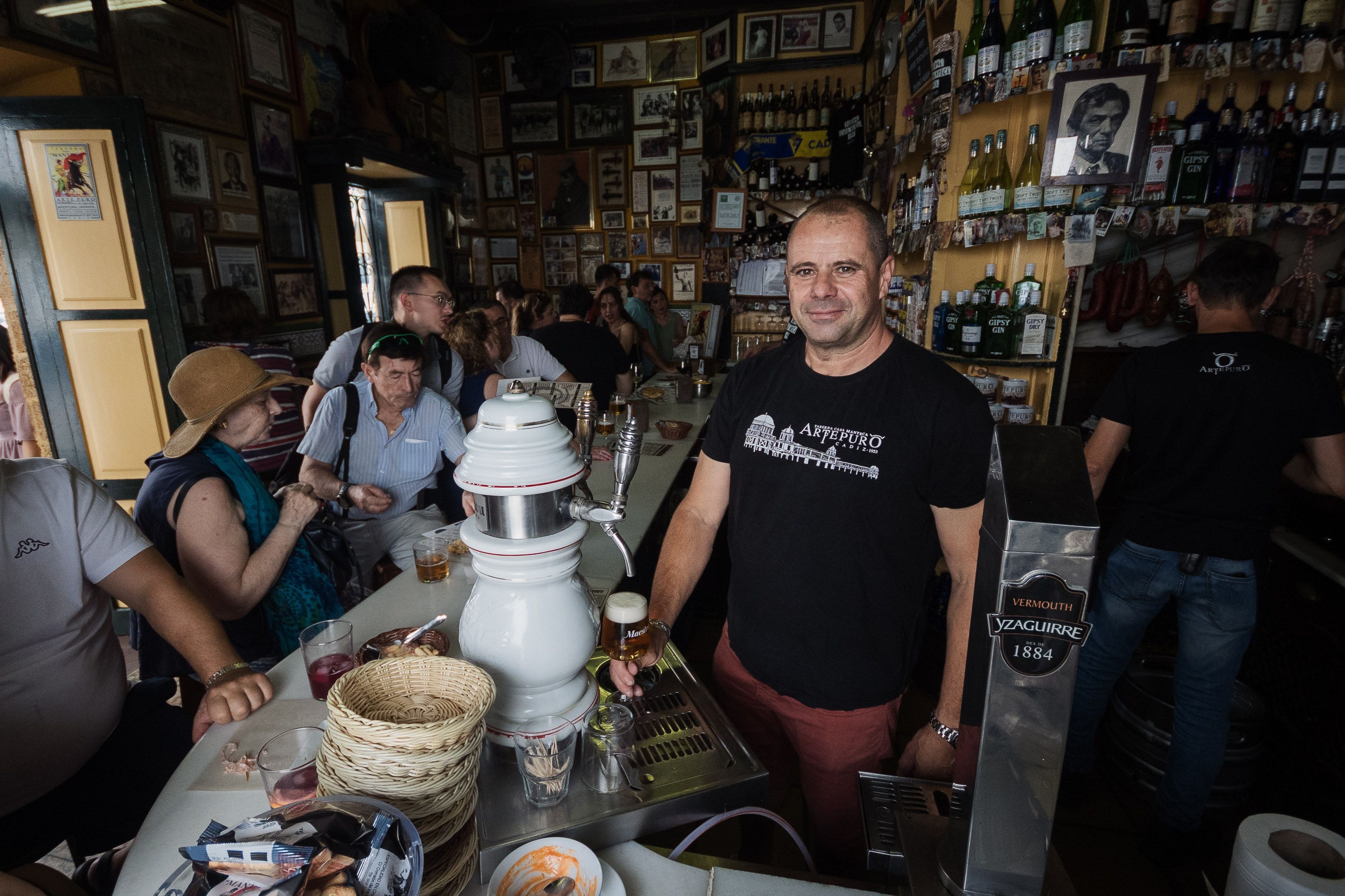 Tomás Ruiz, en Casa Manteca, posando mientras tira una caña para lavozdelsur.es en un reportaje de este verano.