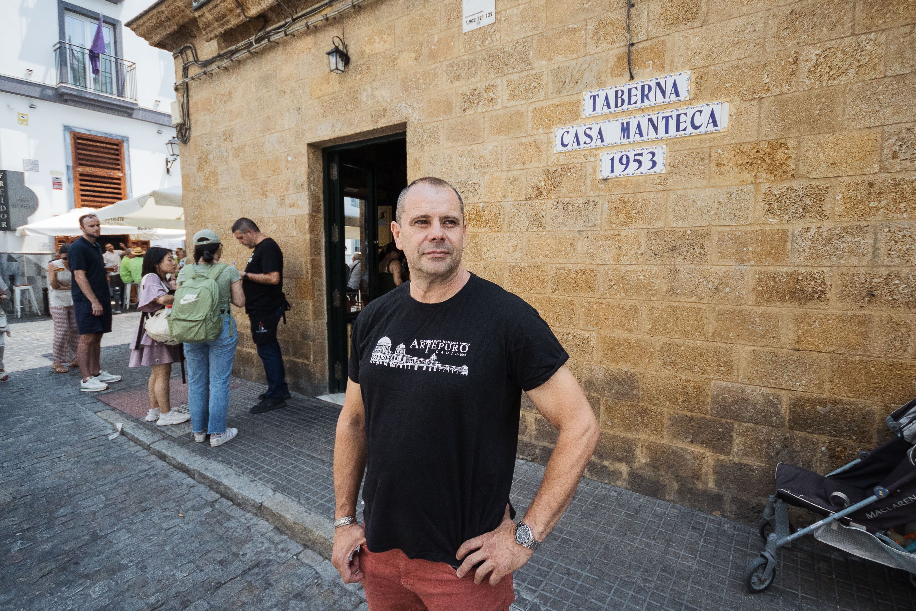 Tomás Ruiz, uno de los hermanos que mantiene la taberna Casa Manteca en Cádiz. 