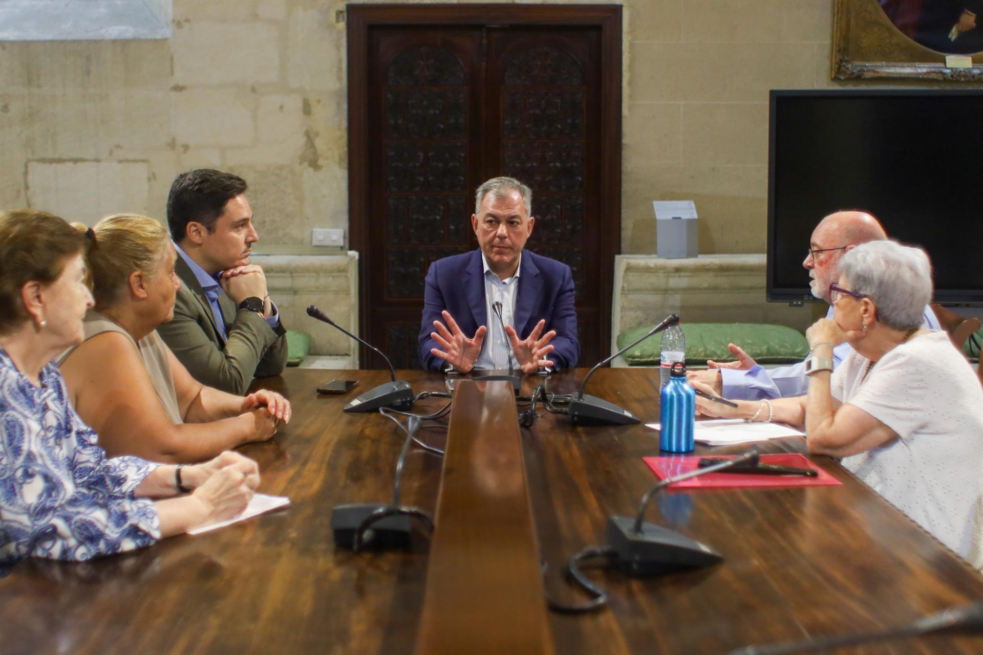 El alcalde de Sevilla, José Luis Sanz, reunido con vecinos afectados por cortes de luz.