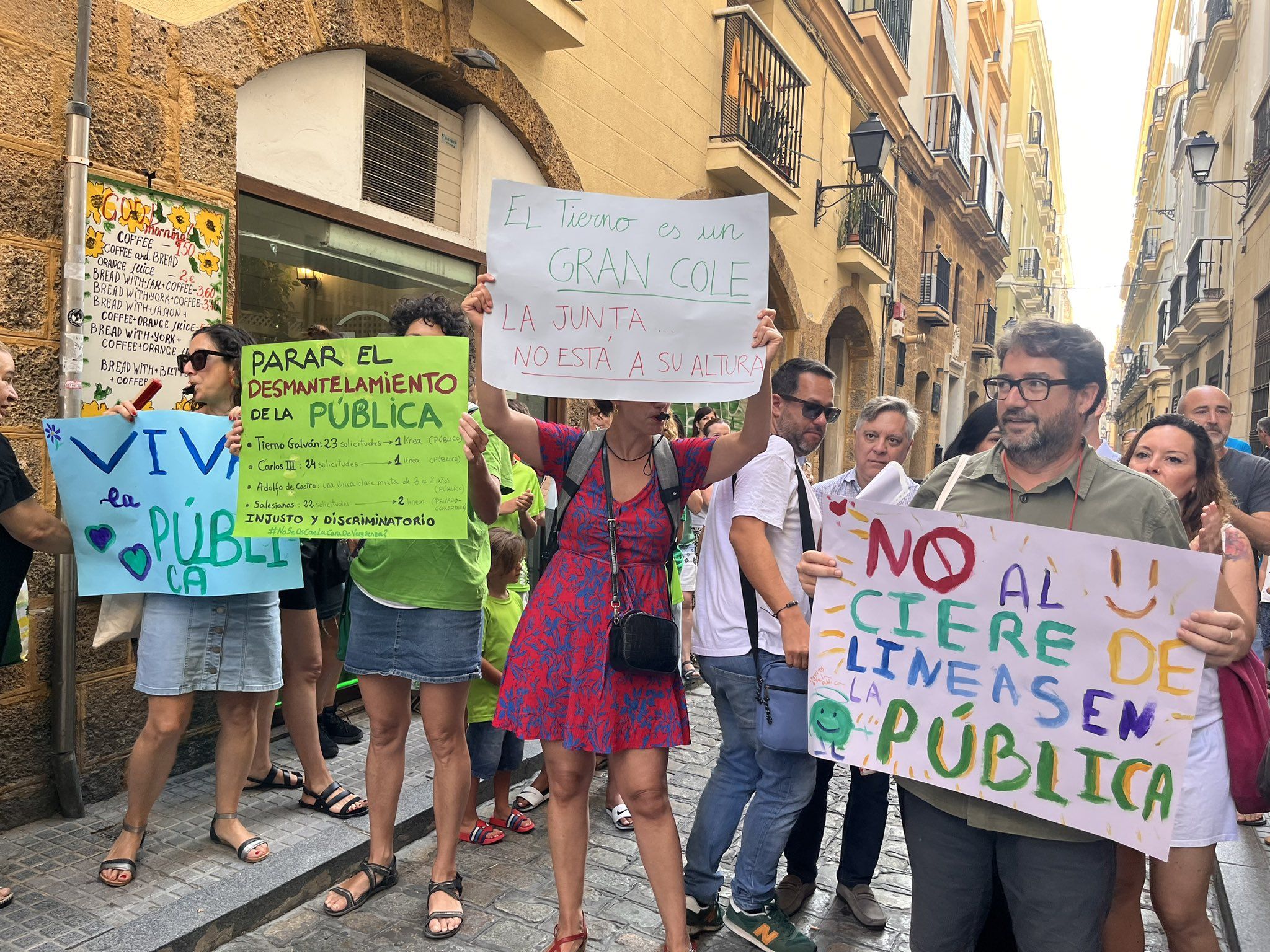 Protesta en Cádiz por el recorte de líneas.