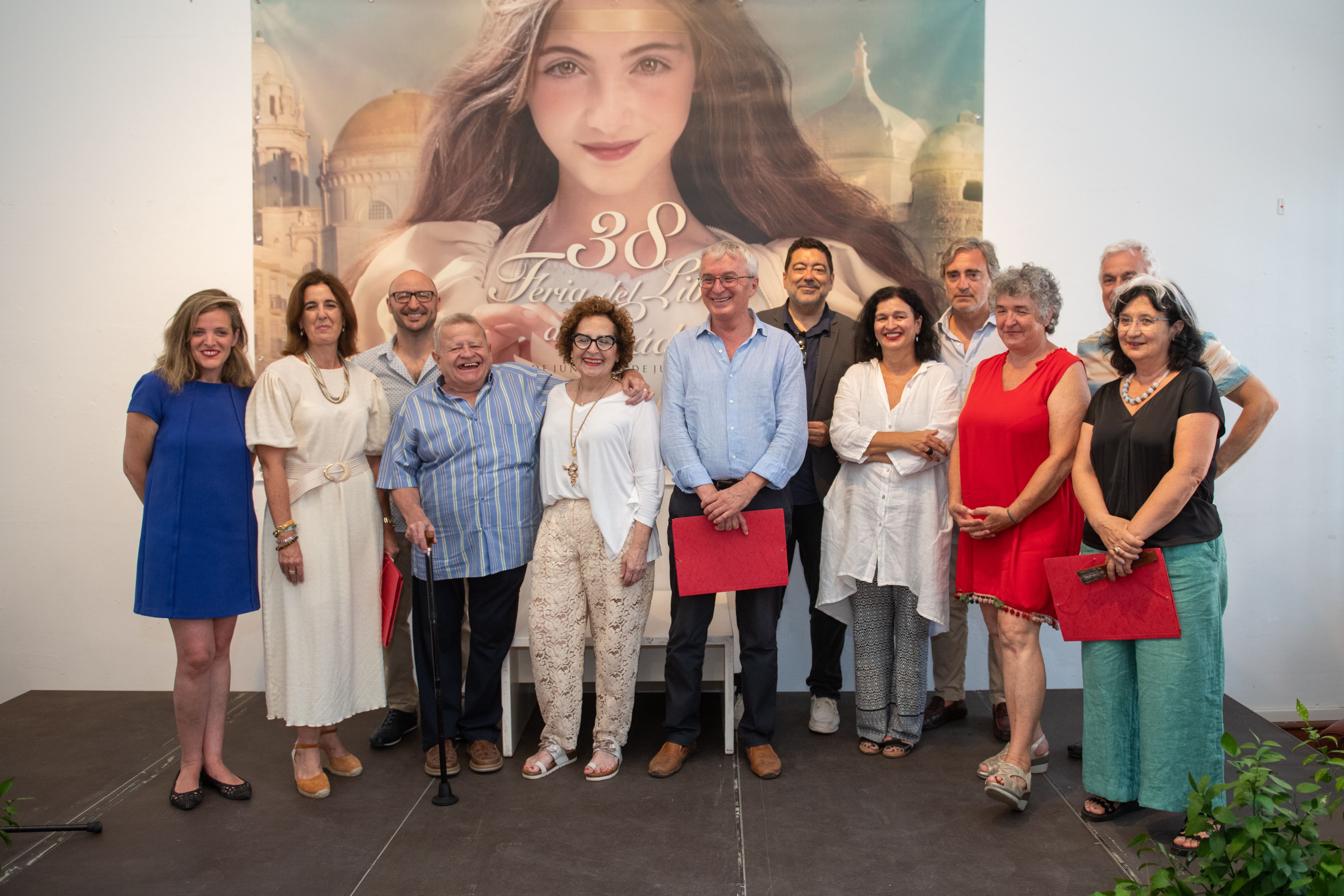 La delegada de Cultura junto a los premiados en la Feria del Libro.