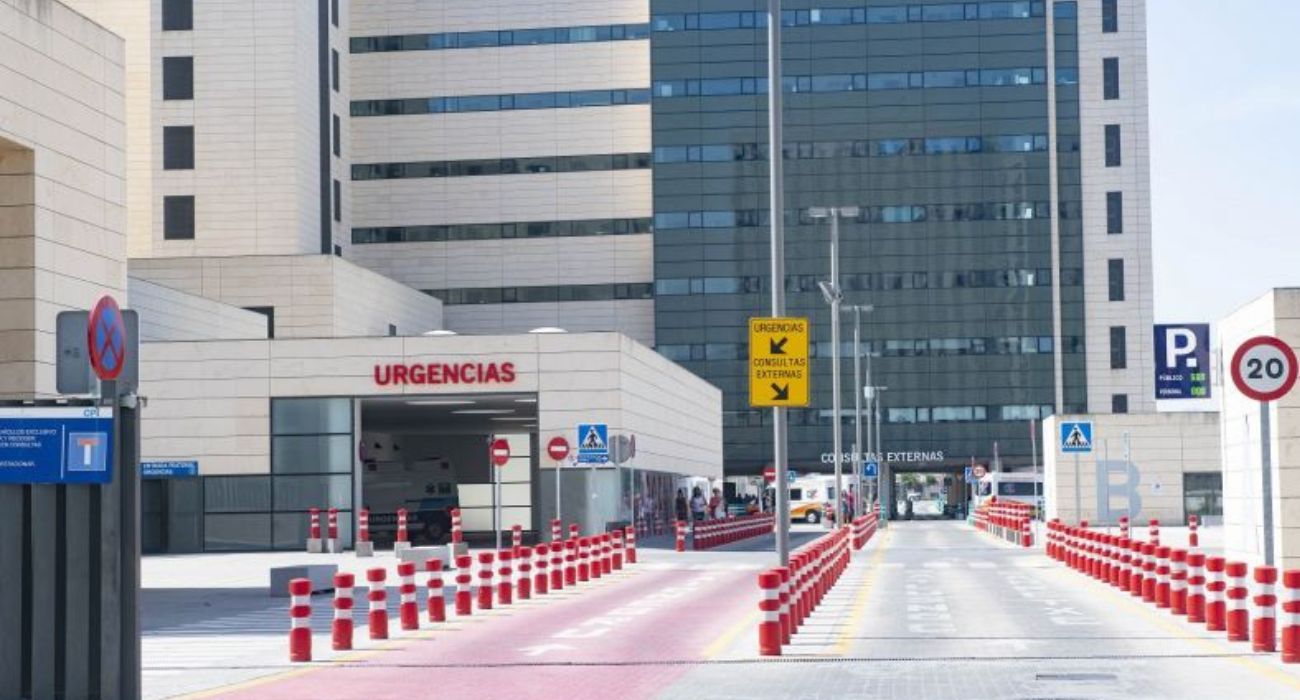 Las Urgencias del Hospital Universitario San Cecilio al que fue trasladado de urgencia el herido con un machetazo.
