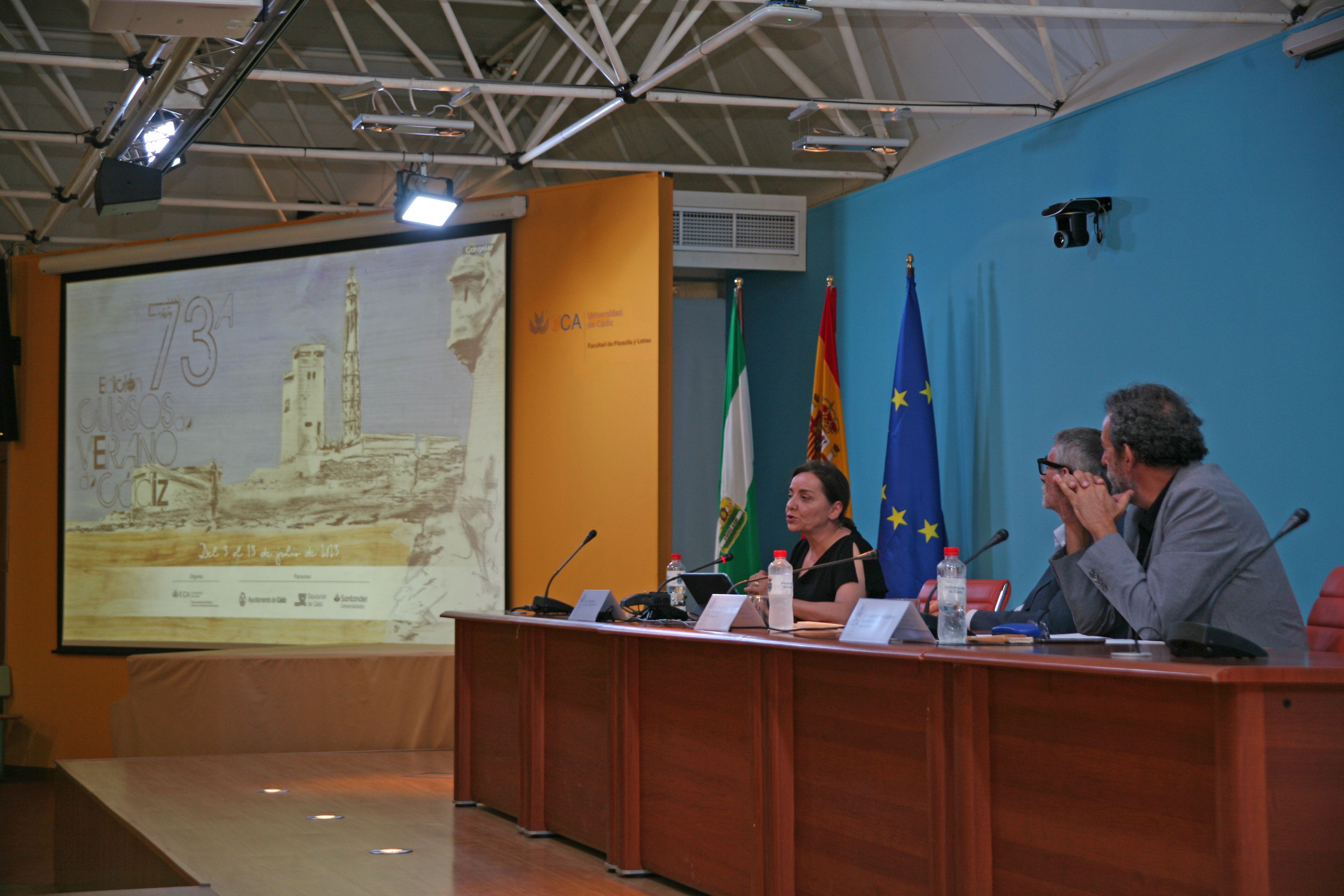 Pepa Bueno, durante su conferencia en los Cursos de Verano de la UCA.