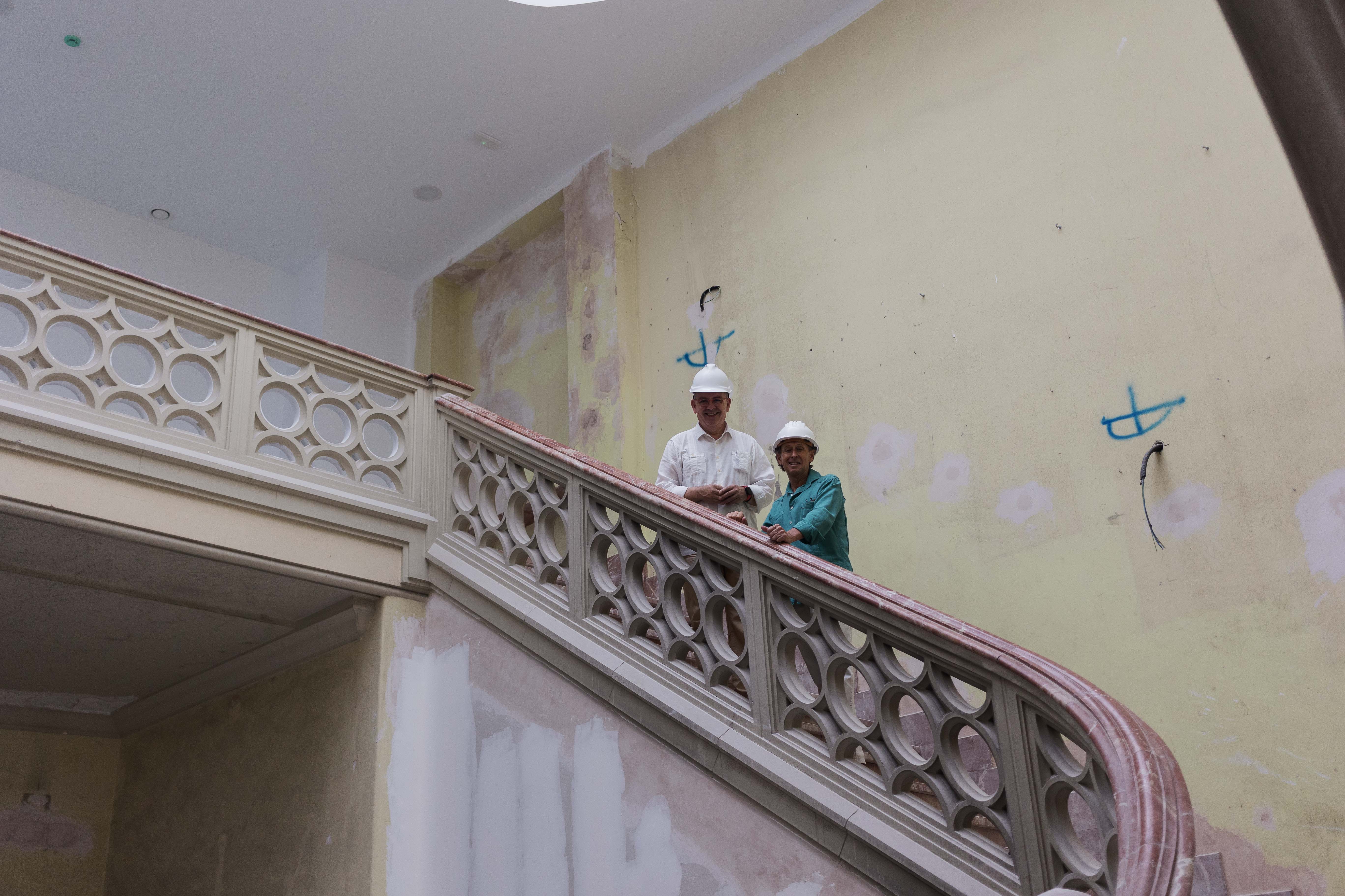 Sánchez Rojas y Román, en la escalera principal del Palacio de Borghetto, antiguo Palacio Garvey en Jerez, este pasado martes. Sánchez Rojas y Román, en la escalera principal del Palacio de Borghetto, antiguo Palacio Garvey en Jerez, este pasado martes.