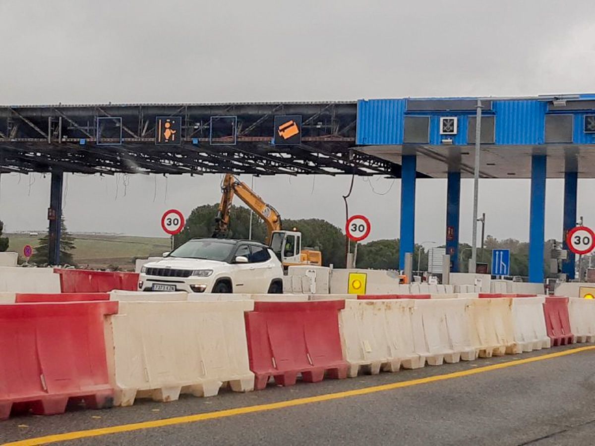 Una grúa desmantela una de las cabinas donde antes se pagaba el peaje de la AP-4. FOTO: LAVOZDELSUR