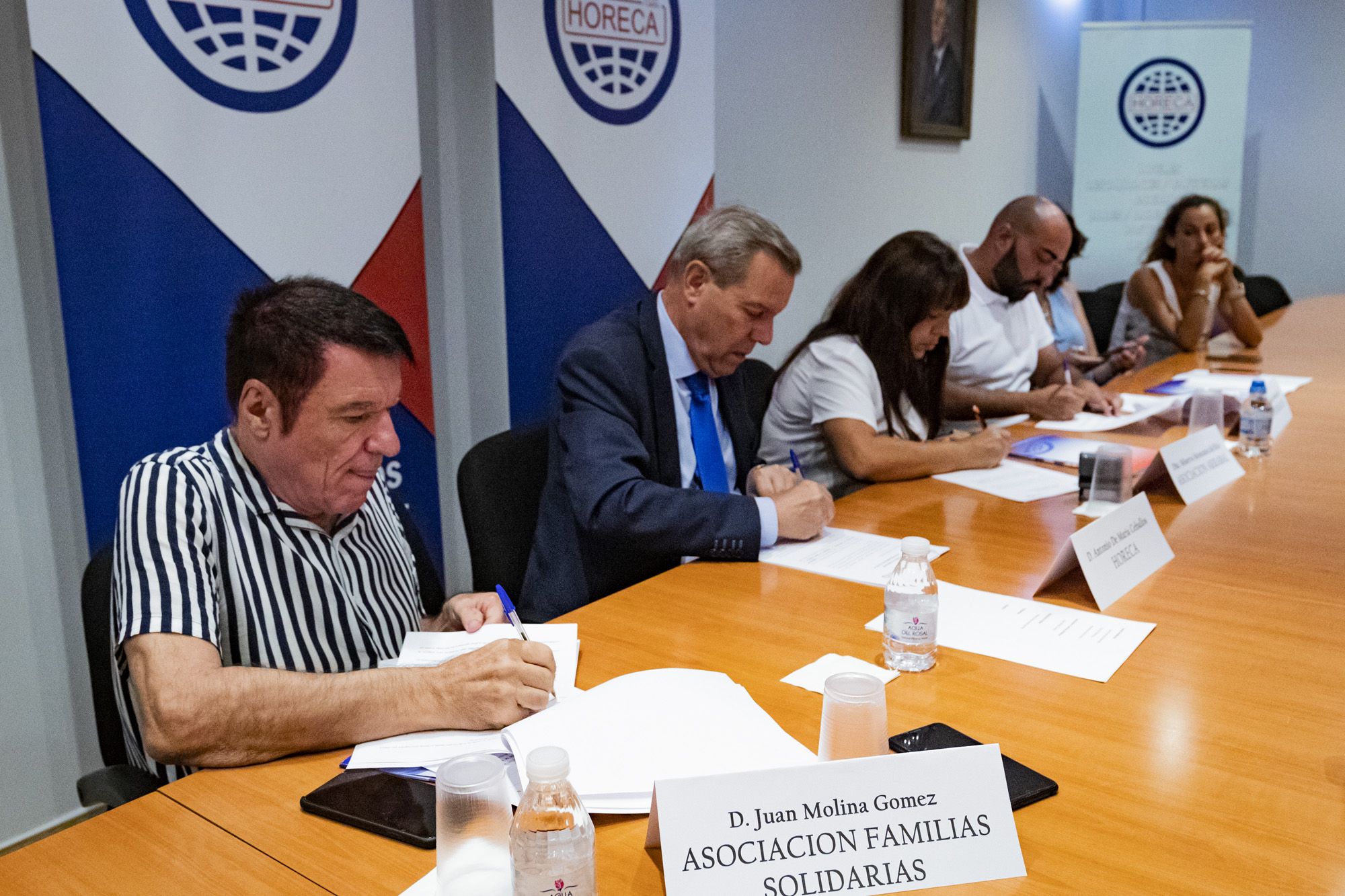 Juan Molina, primero por la izquierda, durante la firma del acuerdo con Horeca. GERMÁN MESA
