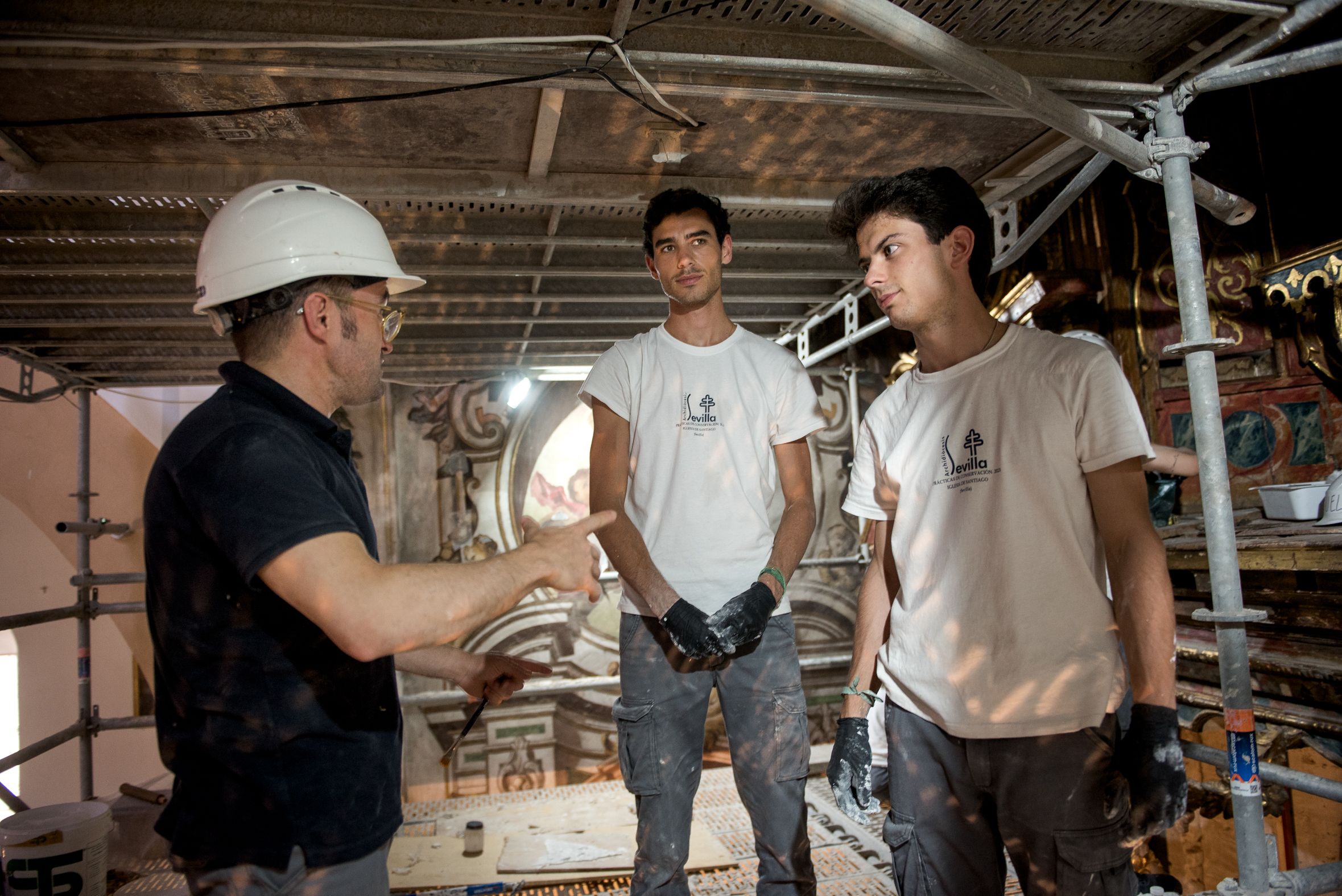 Antonio Gamero, tutor de esta actividad hablando con dos estudiantes en prácticas. MAURI BUHIGAS