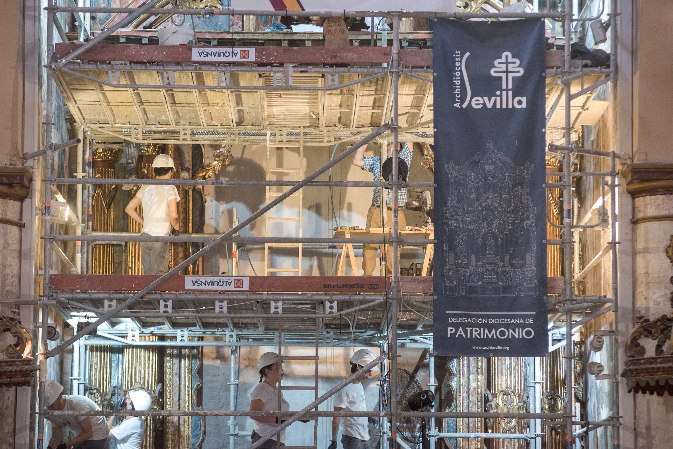 Universitarios de Sevilla restauran parte del inmenso patrimonio eclesiástico En la imagen, el andamiaje instalado en el retablo .