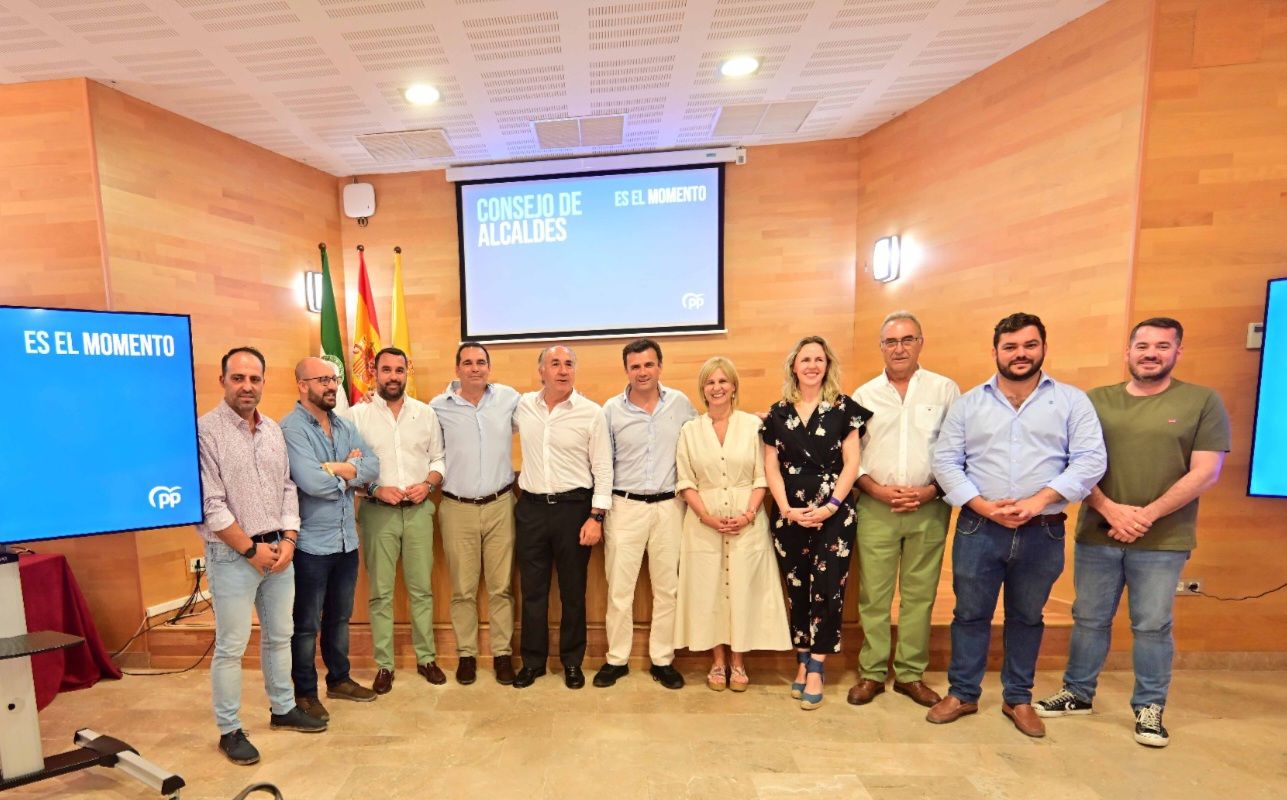 Imagen de grupo de los alcaldes de la provincia reunidos en Algeciras. 