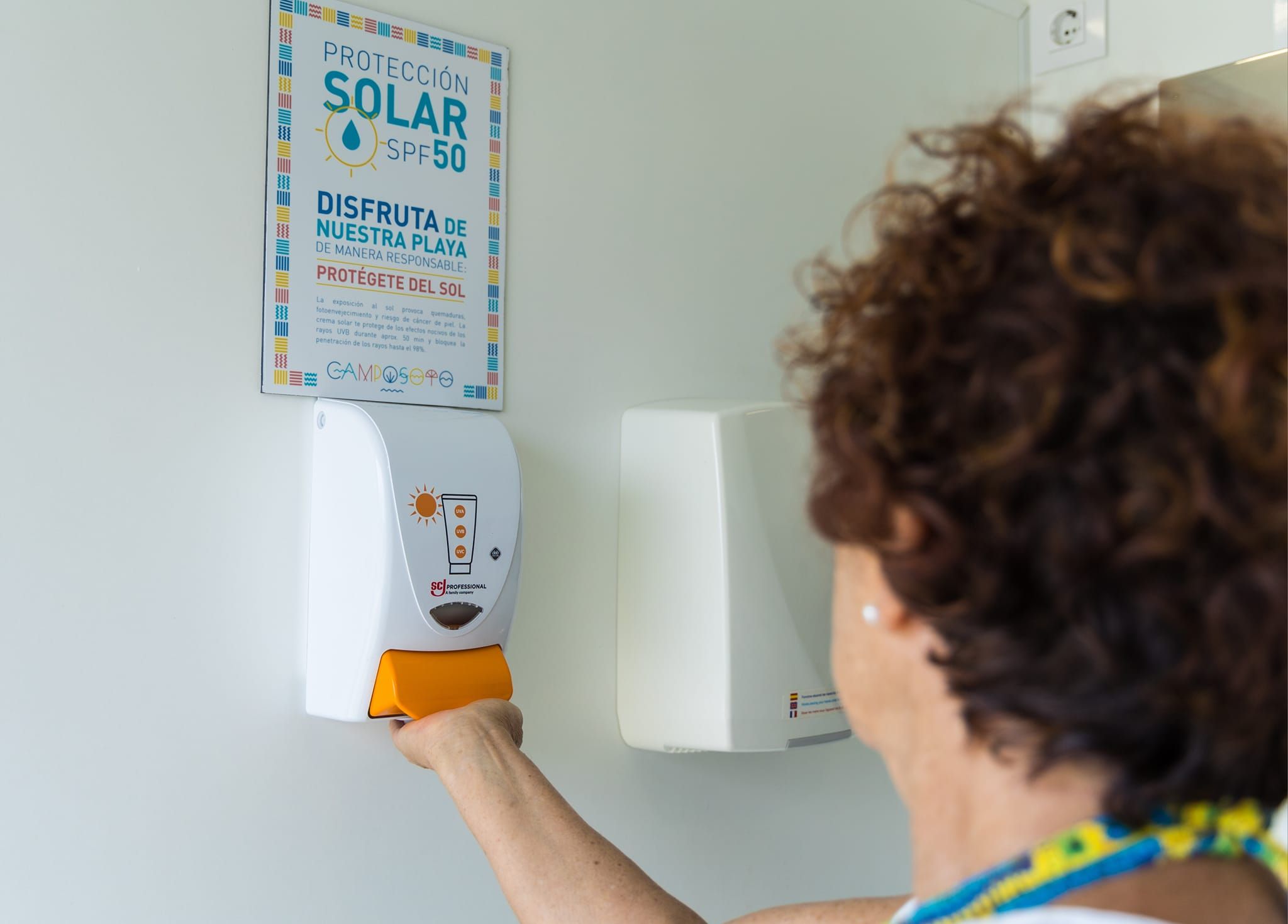 La playa de Camposoto, en San Fernando, ofrece crema solar gratuita este verano.