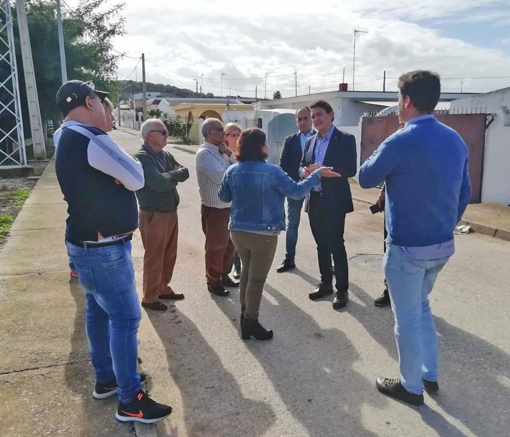 El delegado Daniel Sánchez durante su visita a Rajamancera.