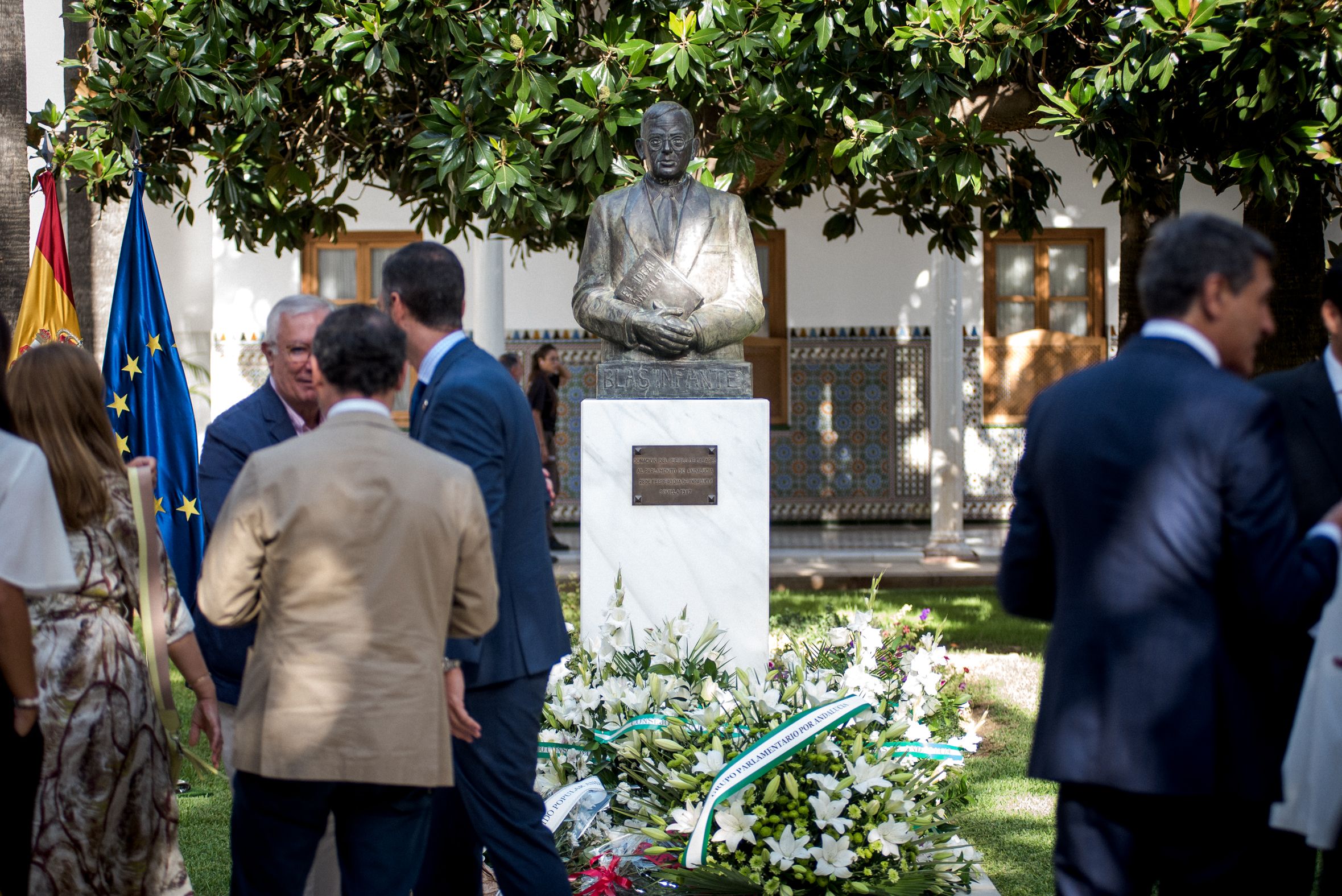 Busto de Blas Infante en el Parlamento de Andalucía con los diputados en la celebración de un acto a su recuerdo hace unas semanas, valedor del andalucismo.