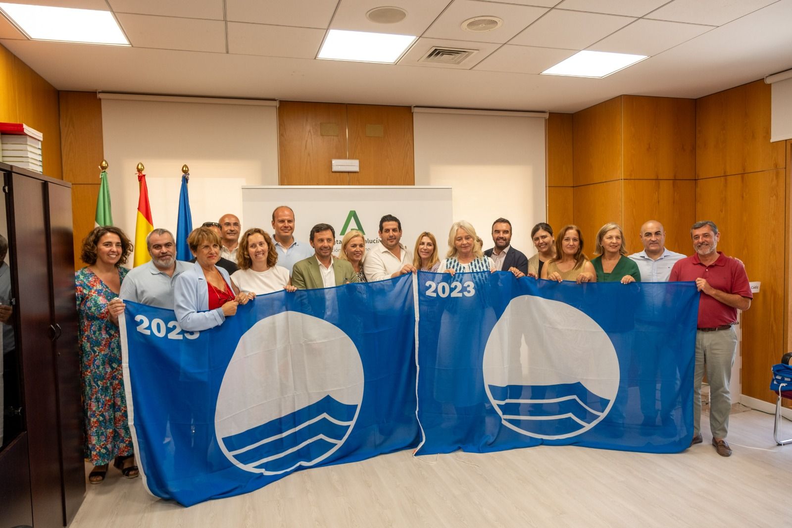 Los premiados con las banderas azules posando con las enseñas. 