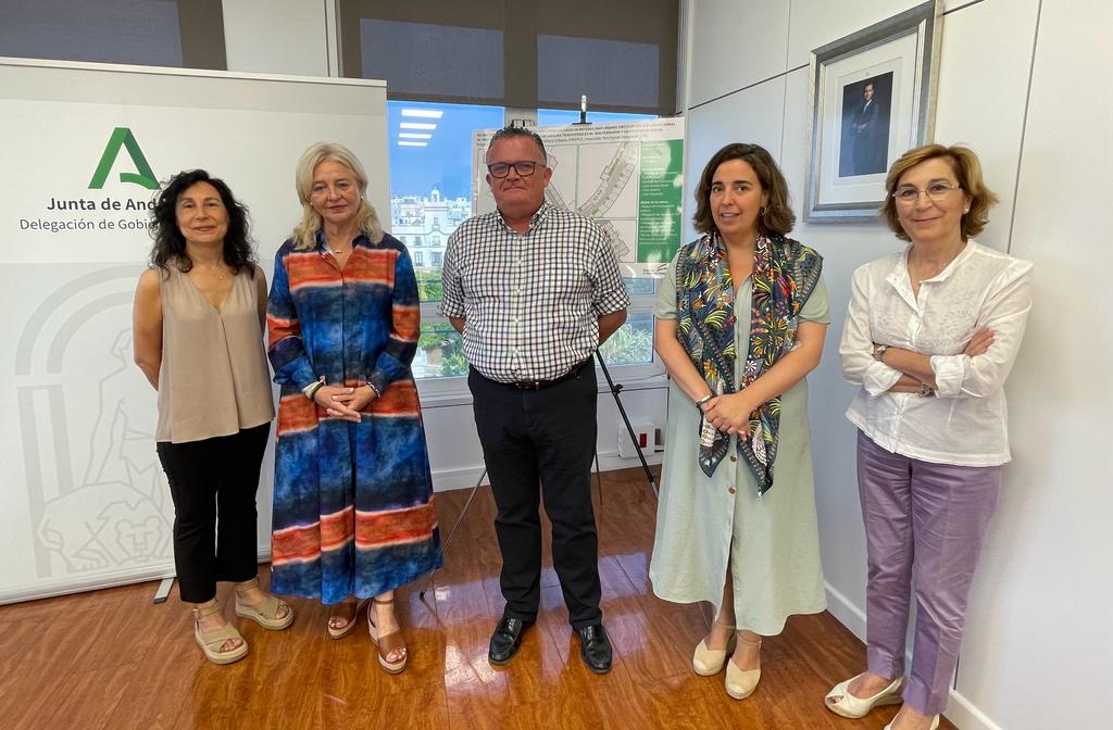 Más de un millón de euros para la regeneración de espacios públicos urbanos de Rota. En la imagen, las delegadas tras la firma del contrato.