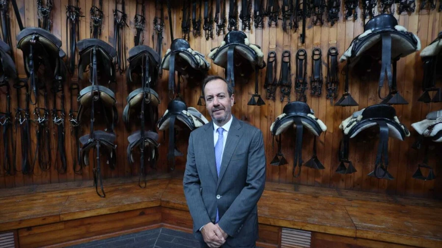 Rafael Olvera en la guarnicionería de la Real Escuela. 