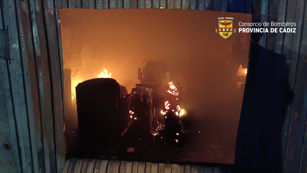 Una imagen del incendio de la nave en La Algaida.