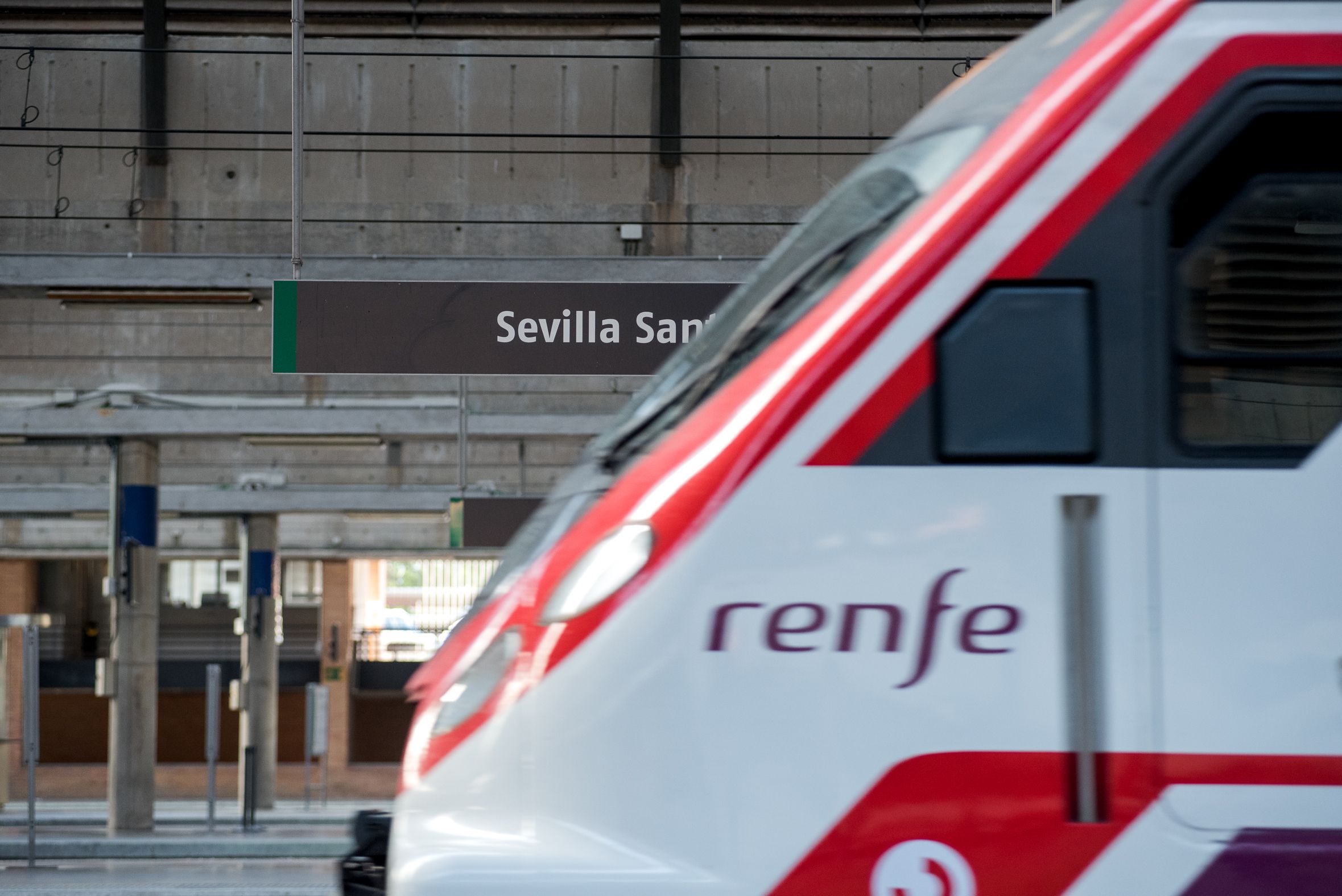 Tren de Renfe en la estación de Sevilla de Santa Justa.