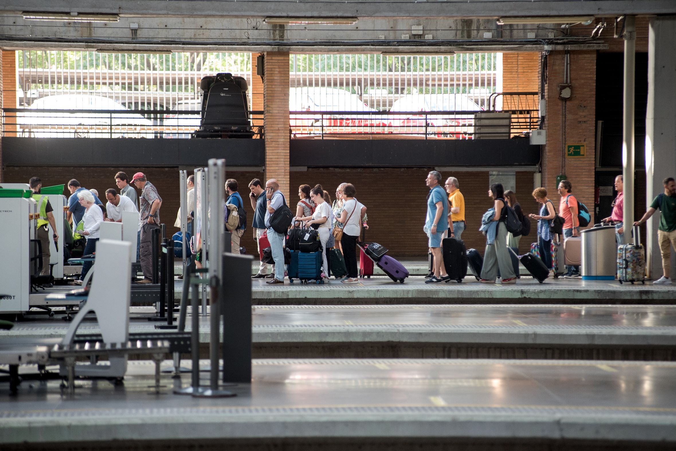 Un grupo de personas suben a un tren en la estación de Santa Justa de Sevilla. 