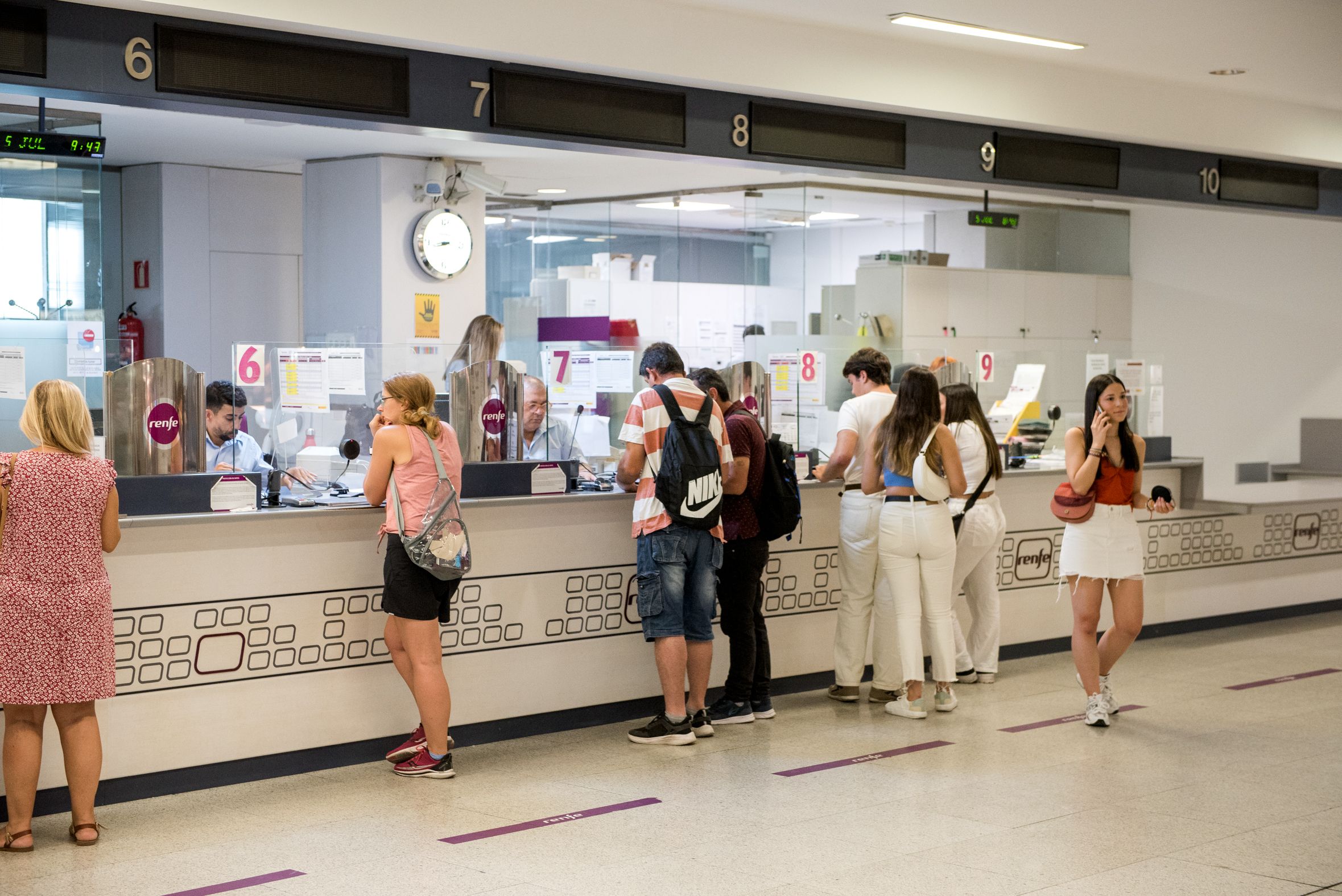 Viajeros comprando billetes en la estación de Renfe de Santa Justa en Sevilla.
