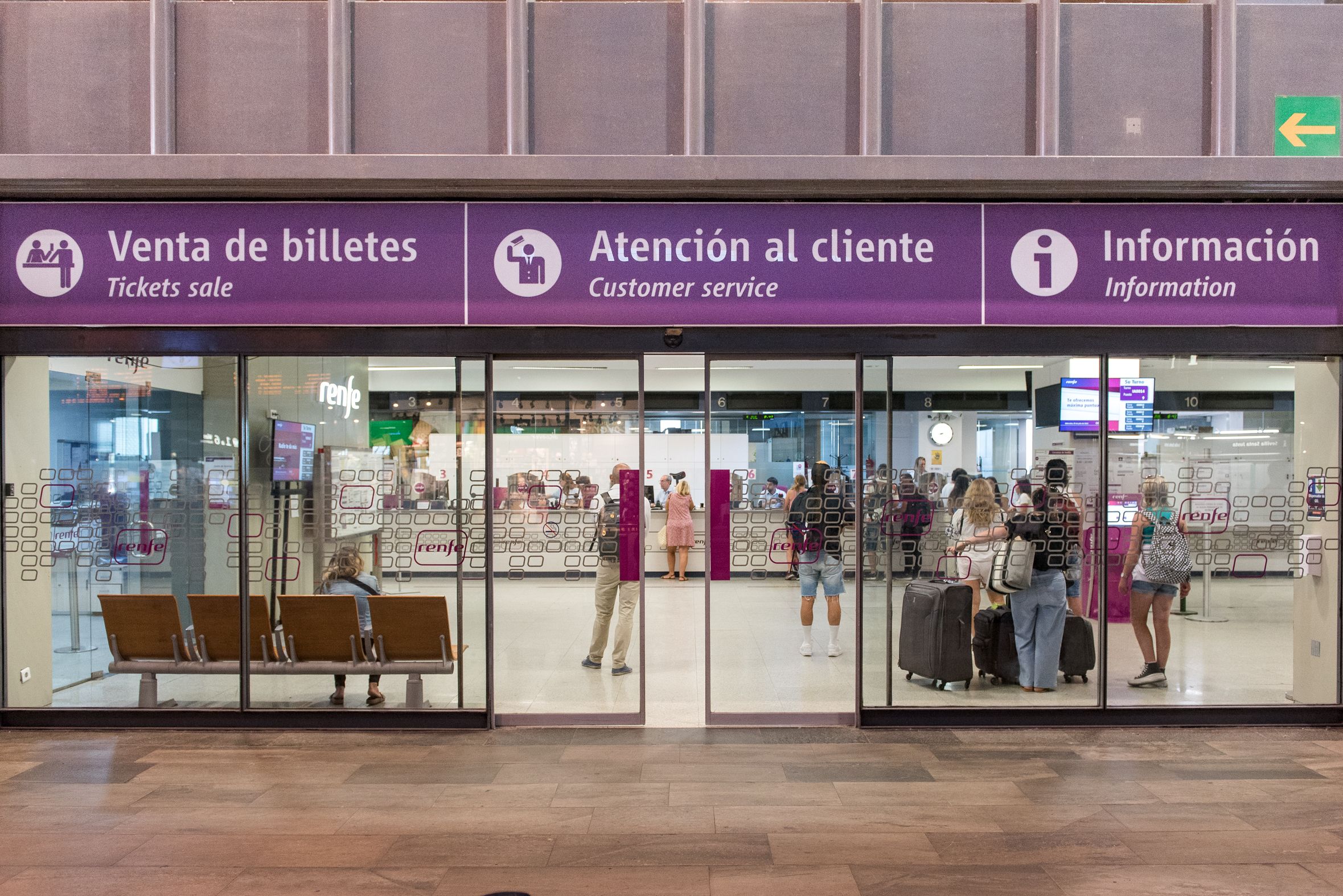Venta de billetes en la estación de Renfe de Santa Justa, en Sevilla.
