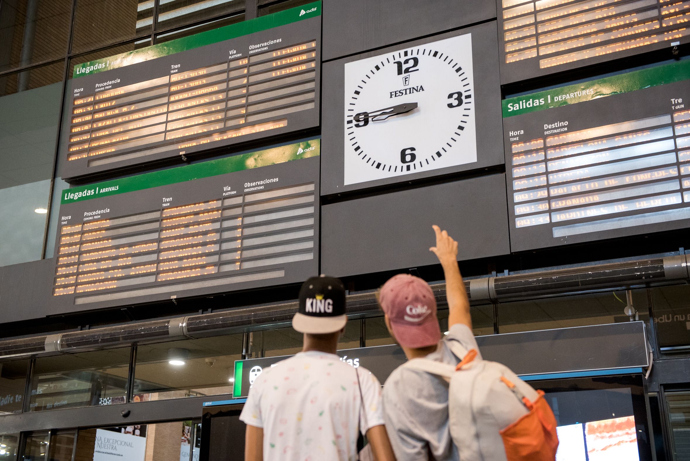Dos usuarios de tren en la estación sevillana de Santa Justa