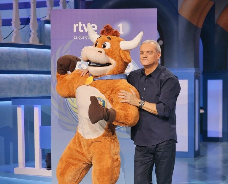 Ramón García junto a la 'supervaquilla'.