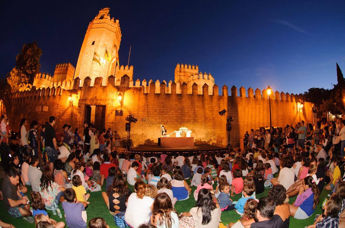 Muestra de títeres Los Cristobitas en la plaza del Castillo en El Puerto. Muestra de títeres Los Cristobitas en la plaza del Castillo en El Puerto.
