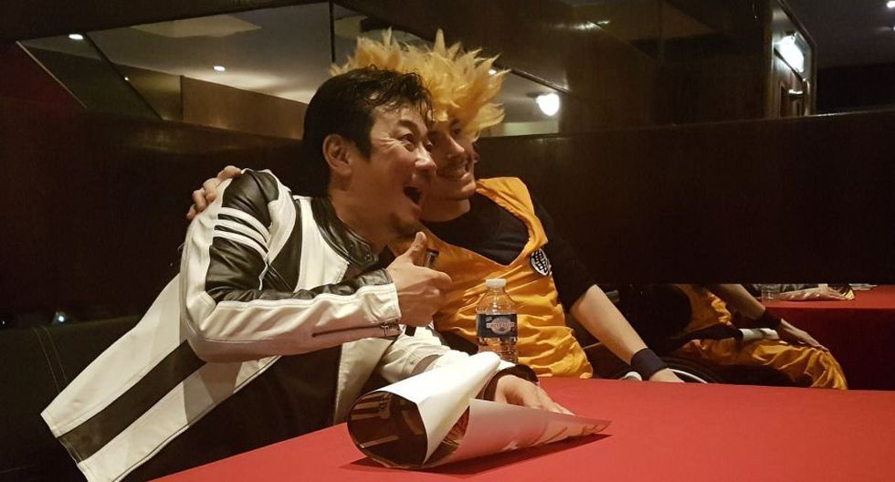 El cantante junto a uno de sus fans, en una imagen de archivo.