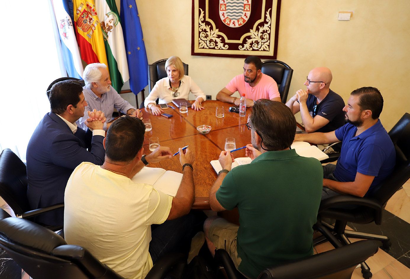 La alcaldesa y representantes del SIP durante la reunión.