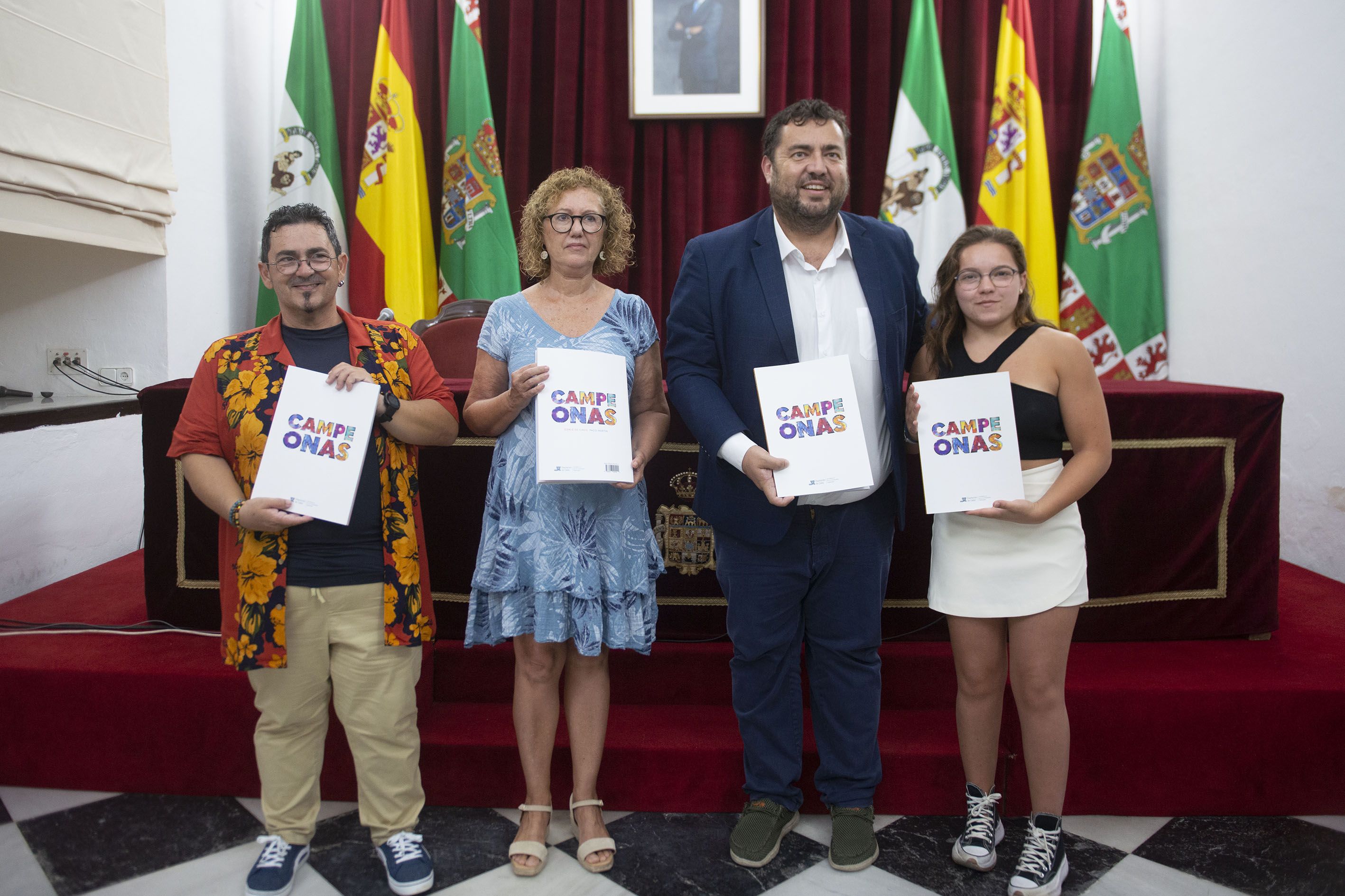 El autor, el primero por la izquierda, en la presentación del libro.