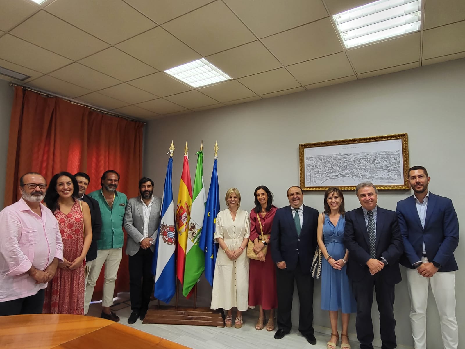 La alcaldesa y miembros de la  Unión de Hermandades junto a los delegados, posando tras la reunión.