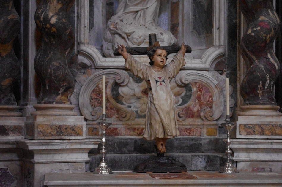 Talla de un Niño Crucificado con el hábito Trinitario en la Catedral de Cádiz. FOTO: ENCARNI