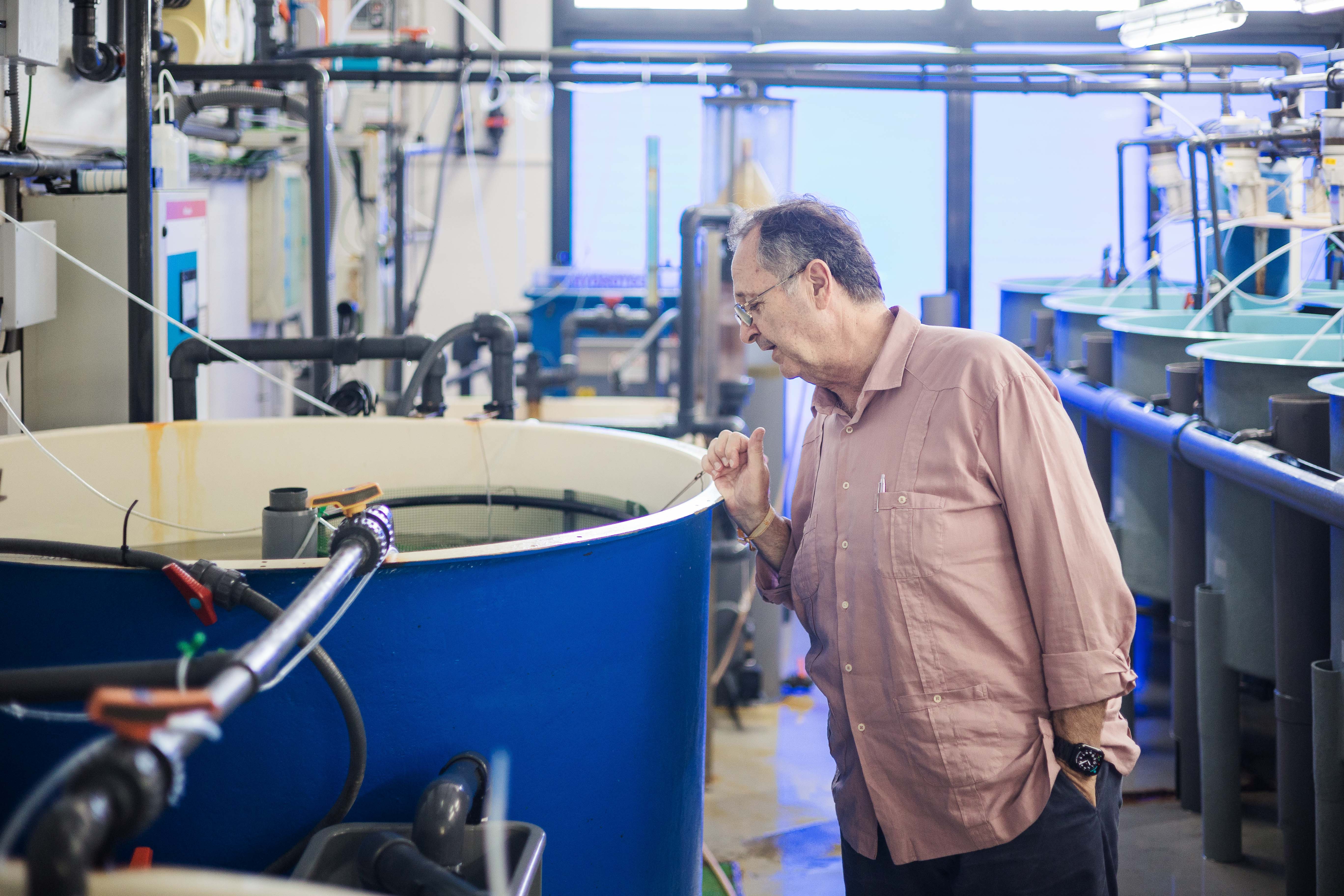 El presidente muestra las salas donde se mantienen las especies. 