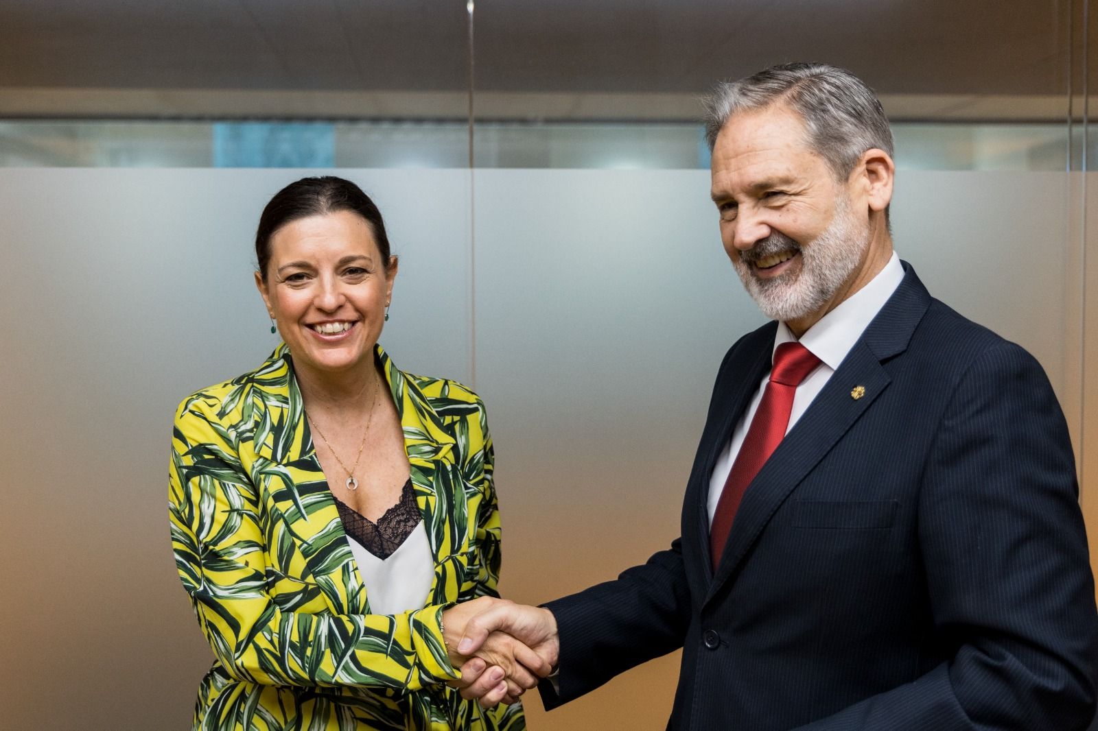La alcaldesa y el director de Cáritas tras la firma del convenio. 