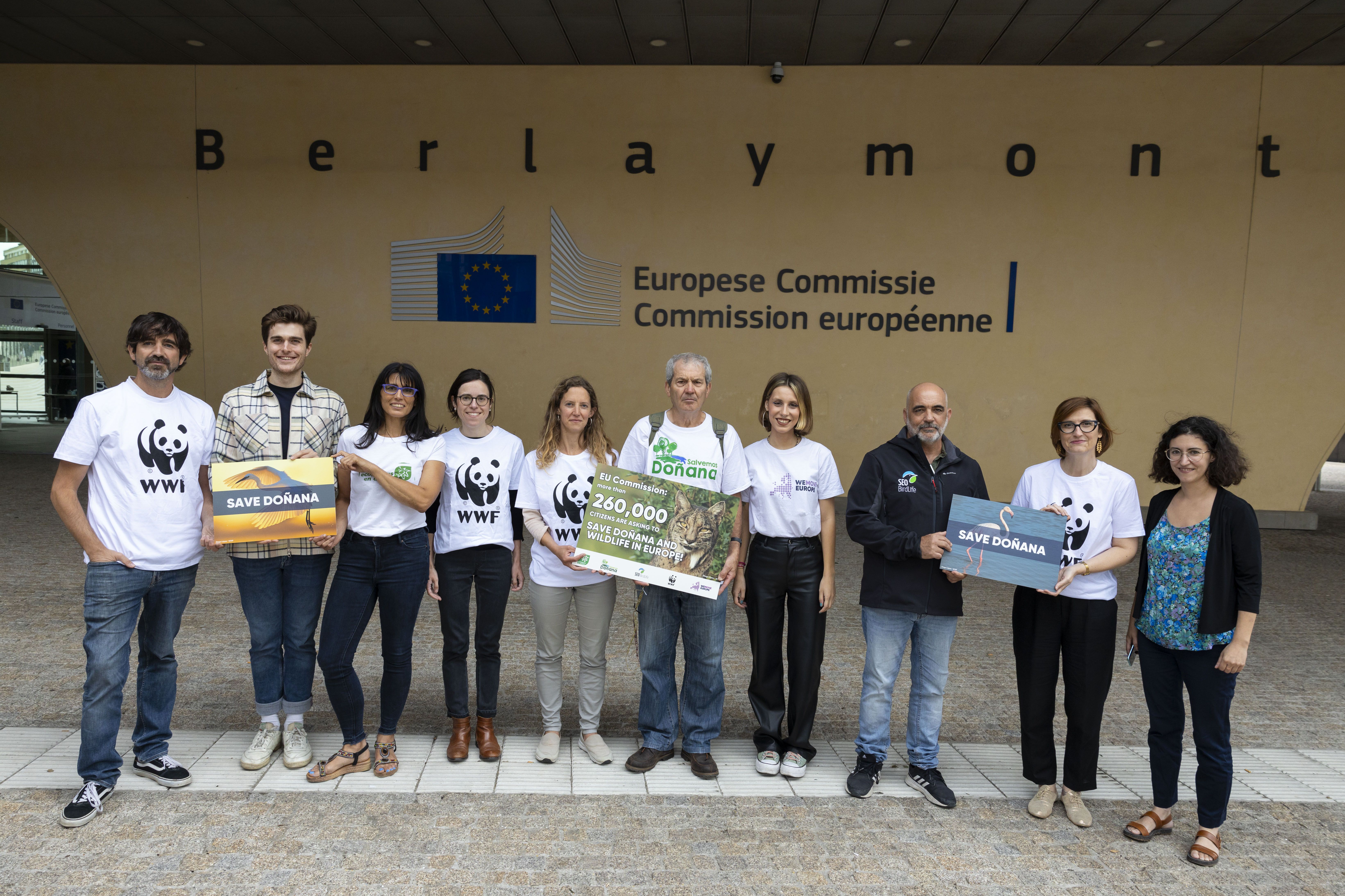 Una delegación de representantes de Ecologistas En Acción, Salvemos Doñana, SEO Birdlife, WWF Y We Move Europe han entregado al comisario europeo de Medio Ambiente, Virginijus Sinkevičius, más de 260.000 firmas para salvar Doñana.