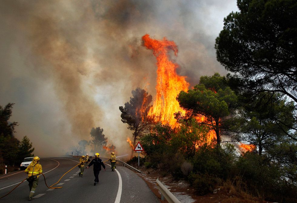 Bomberos luchan contra el incendio de la Costa del Sol en 2012, en Ojén.