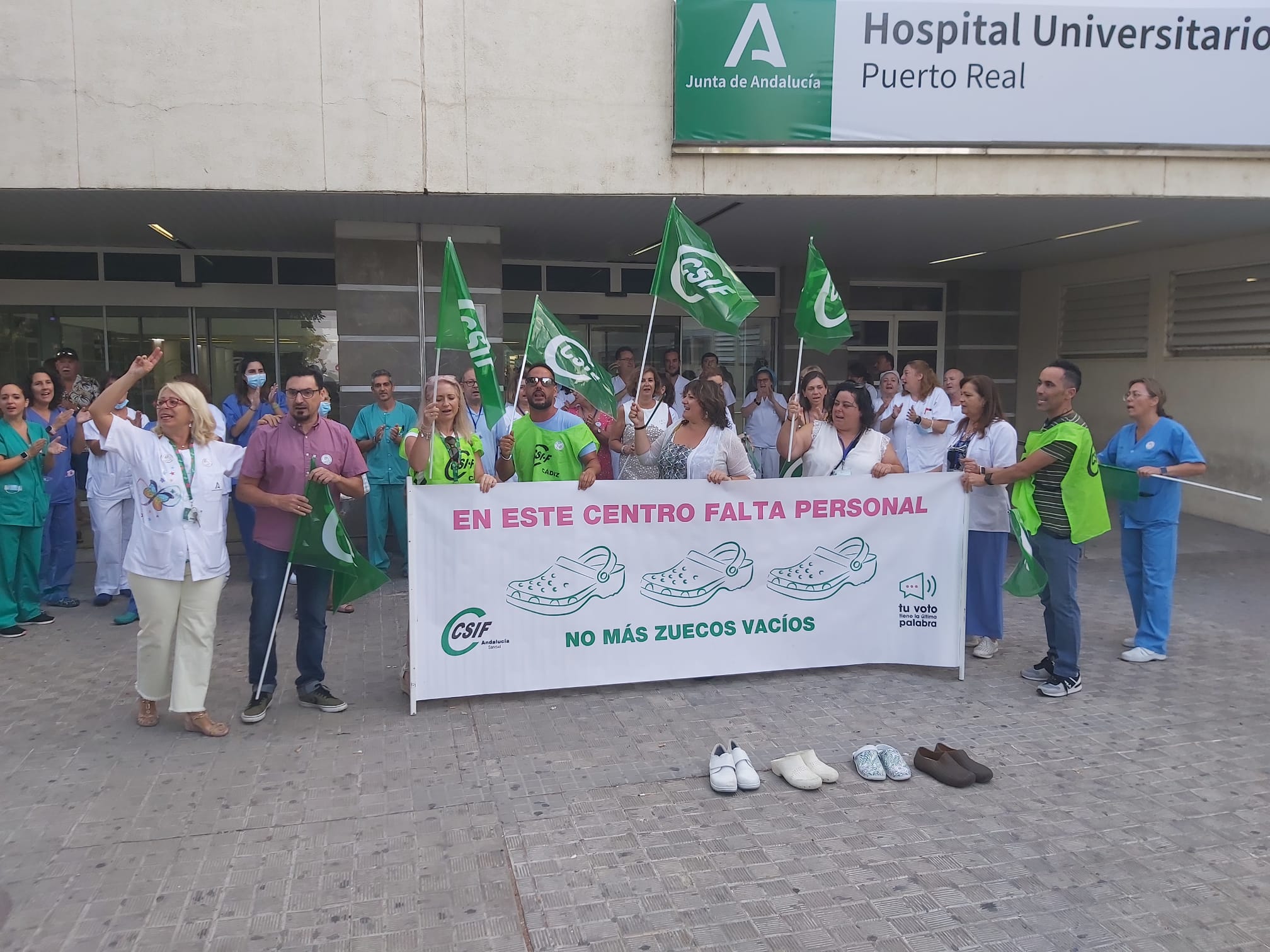 Protesta de los sanitarios a las puertas del Hospital de Puerto Real.  CSIF
