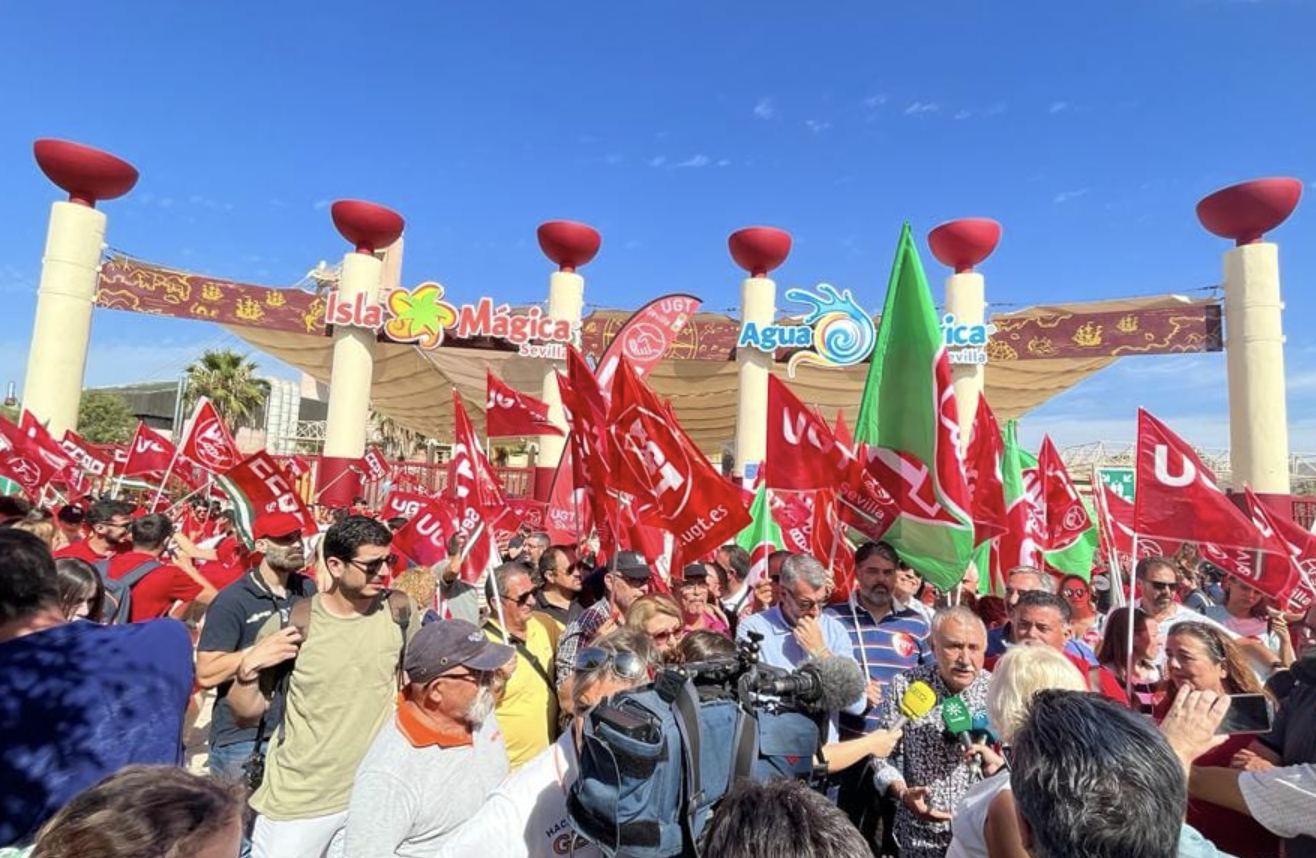Huelga total en Isla Mágica: jornadas de 12 horas y restaurantes sin climatizar.