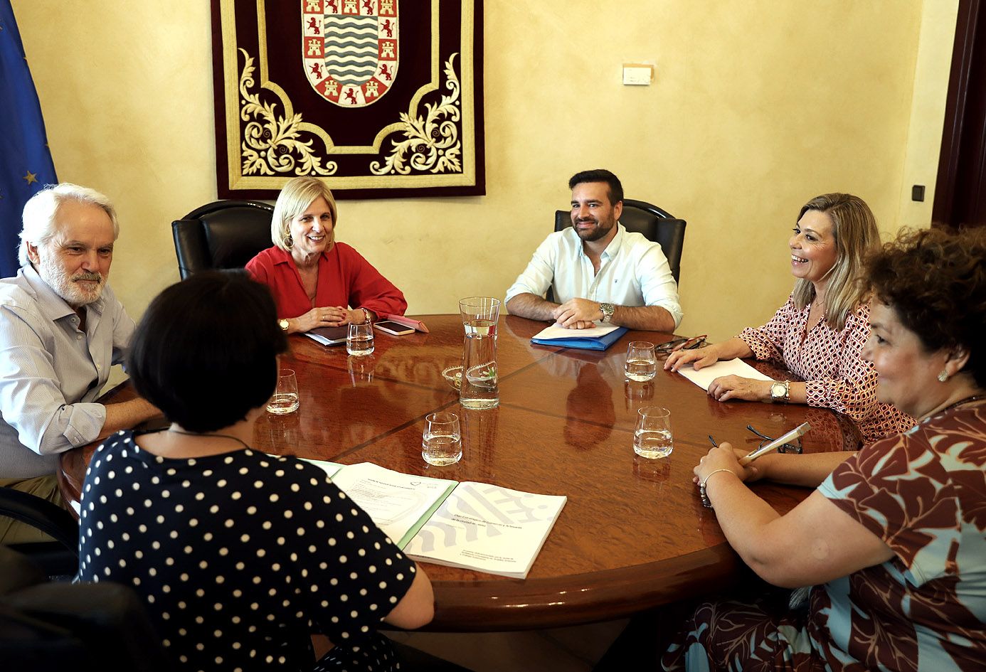 Alcaldesa, delegados y directivos de Acoje durante la reunión. 
