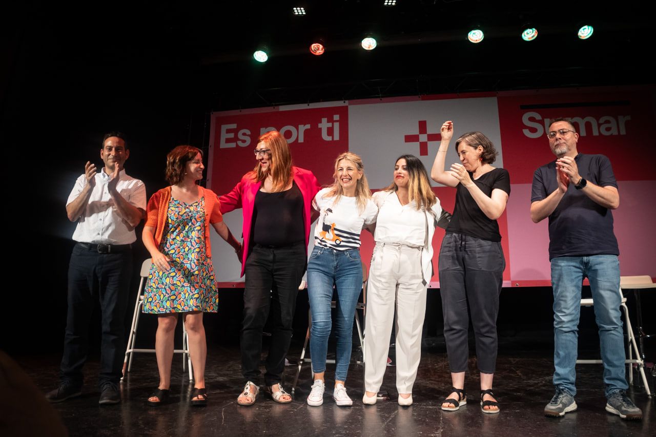 Yolanda Díaz, líder de Sumar, con miembros de la formación.
