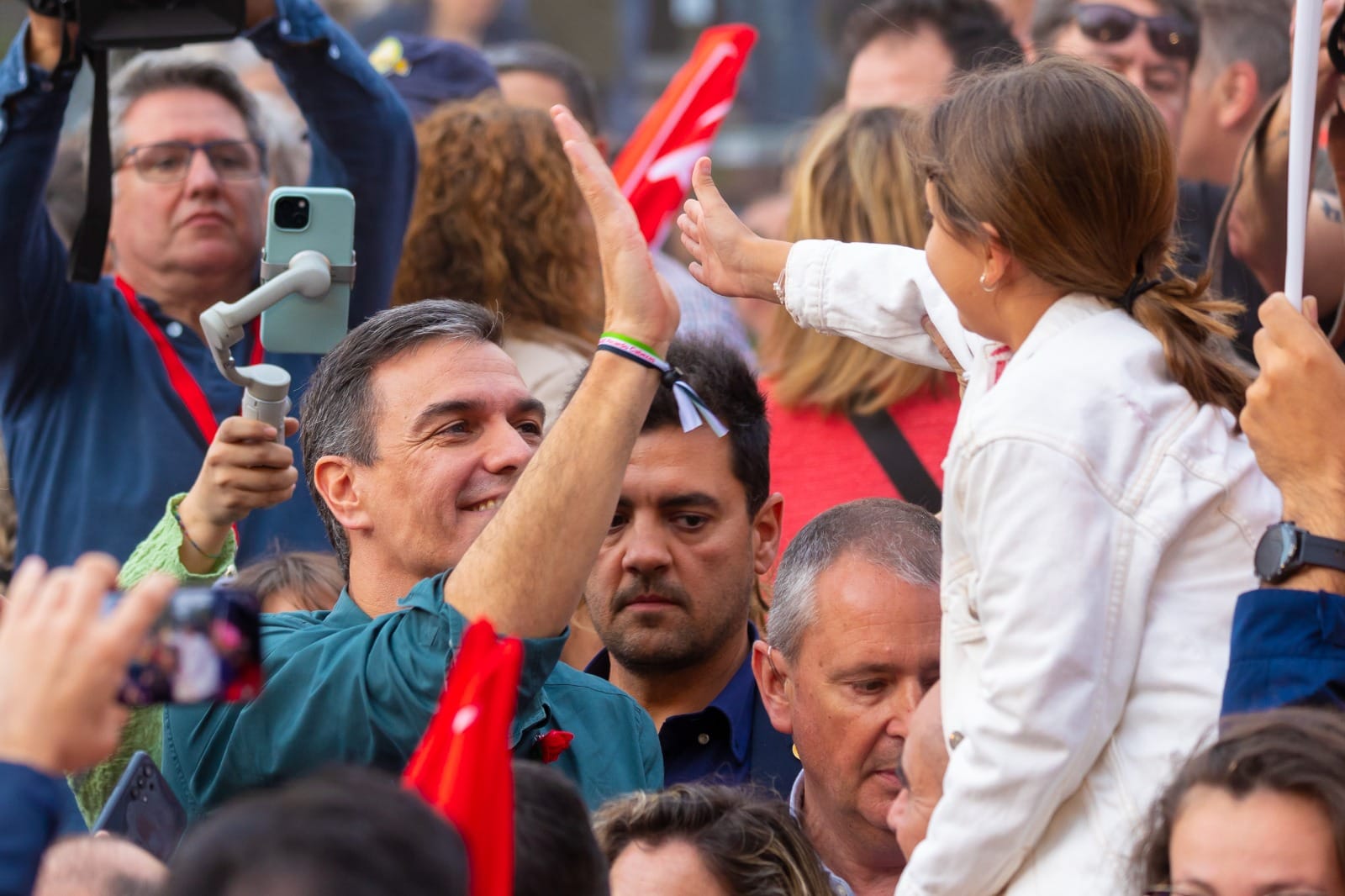 El presidente del Gobierno y candidato del PSOE a la reelección, Pedro Sánchez, choca la mano con una pequeña antes del inicio de la campaña.