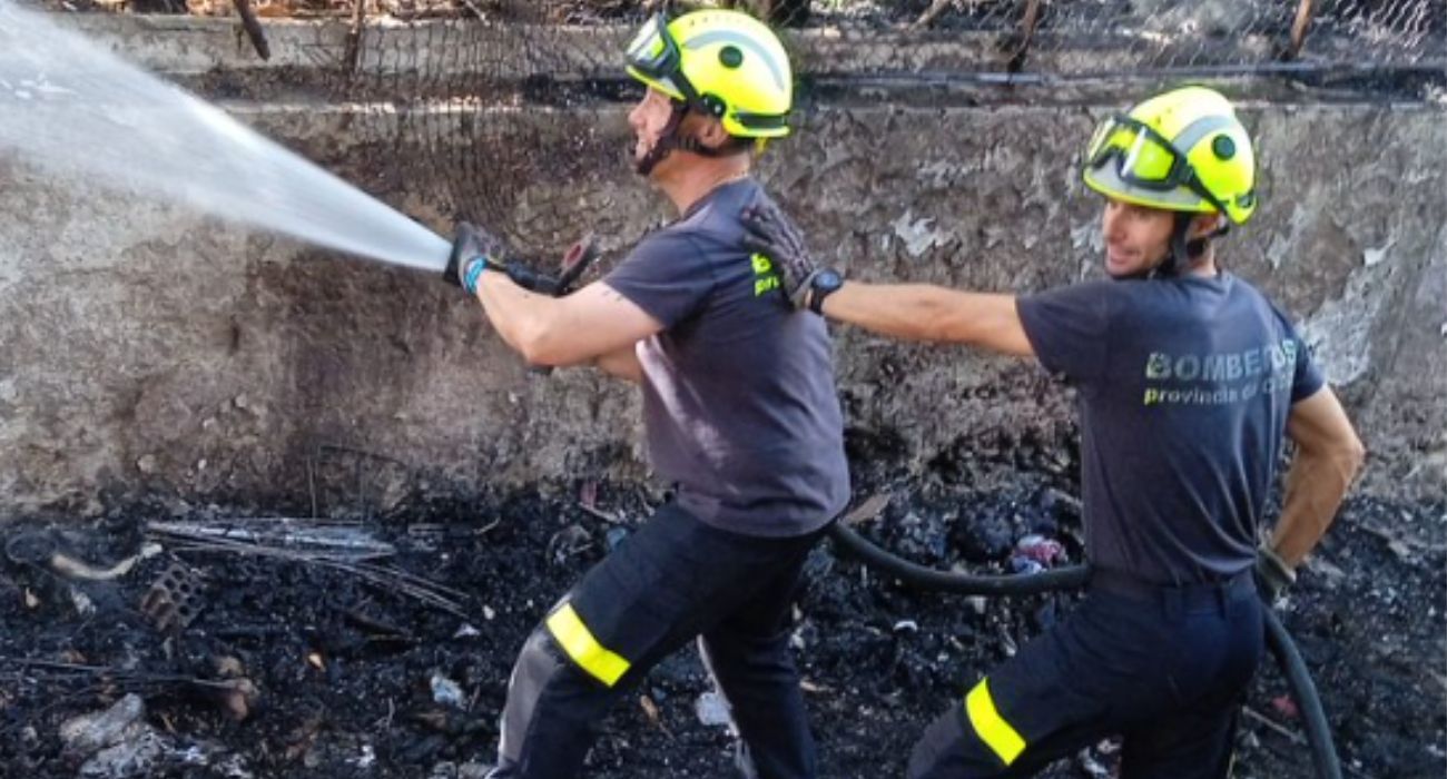 Dos bomberos, en labores de extinción del incendio.