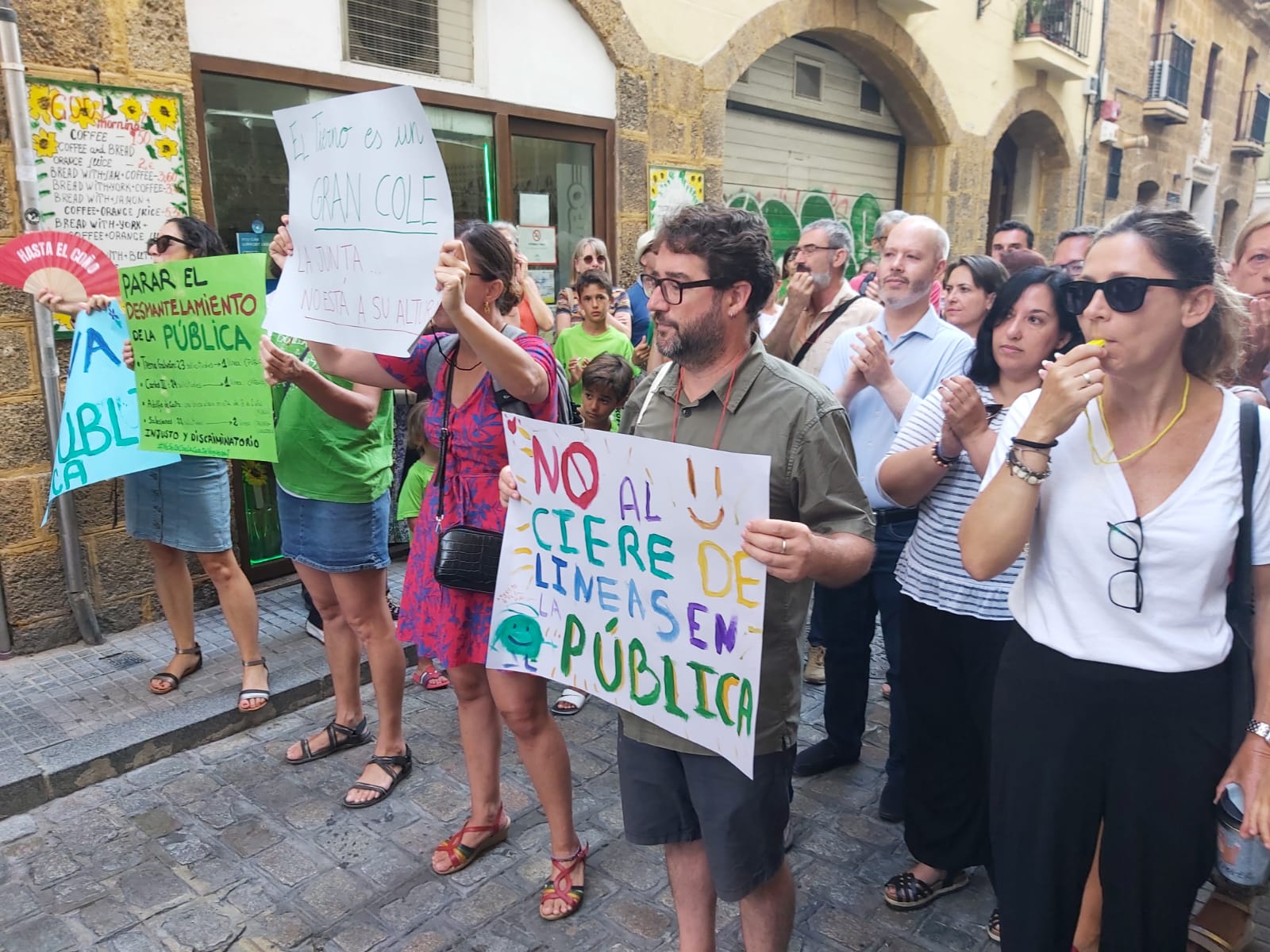 La educación pública andaluza pierde "casi 2.000 clases" en cinco cursos. Protesta educativa en Cádiz, hace solo unos días, por el recorte en aulas.