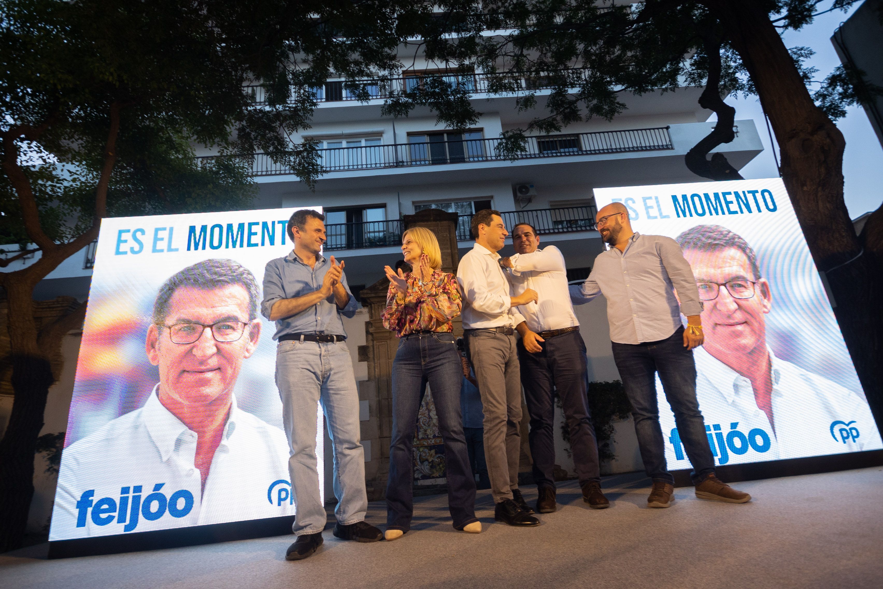 Juanma Moreno inició campaña en El Puerto con sus alcaldes más importantes de la provincia.